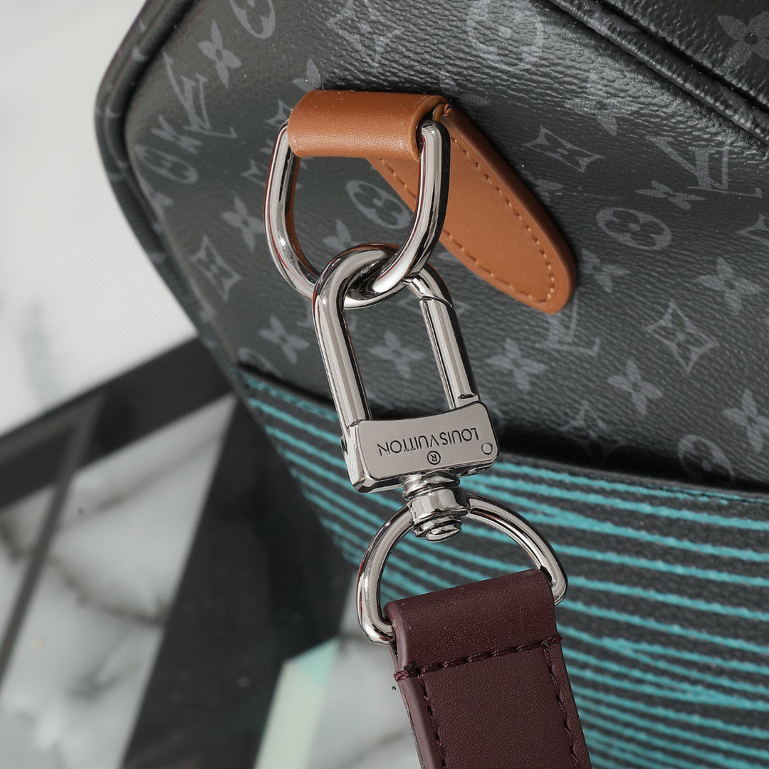 【顶级原单 独家实拍】M56855老花 M56856黑花 KEEPALL BANDOULIERE 旅行袋Patchwork 拼贴主题融入此款旅行袋，以潮流视角塑就多样风范，此款经典柔软旅行袋配有皮革顶部手柄与侧边的两个皮带，随身上机行李尺寸，内部空间充裕。尺寸：50x29x23cm