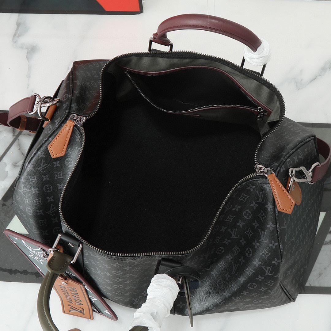 【顶级原单 独家实拍】M56855老花 M56856黑花 KEEPALL BANDOULIERE 旅行袋Patchwork 拼贴主题融入此款旅行袋，以潮流视角塑就多样风范，此款经典柔软旅行袋配有皮革顶部手柄与侧边的两个皮带，随身上机行李尺寸，内部空间充裕。尺寸：50x29x23cm