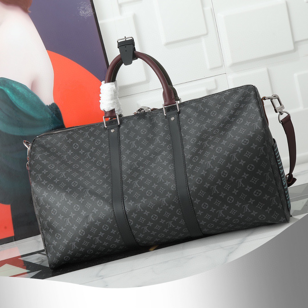 【顶级原单 独家实拍】M56855老花 M56856黑花 KEEPALL BANDOULIERE 旅行袋Patchwork 拼贴主题融入此款旅行袋，以潮流视角塑就多样风范，此款经典柔软旅行袋配有皮革顶部手柄与侧边的两个皮带，随身上机行李尺寸，内部空间充裕。尺寸：50x29x23cm