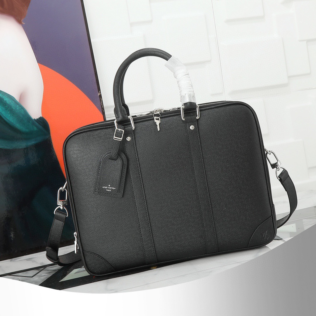 Louis Vuitton Voyage Grand Sac de Voyage M30967 en Cuir Taïga Noir