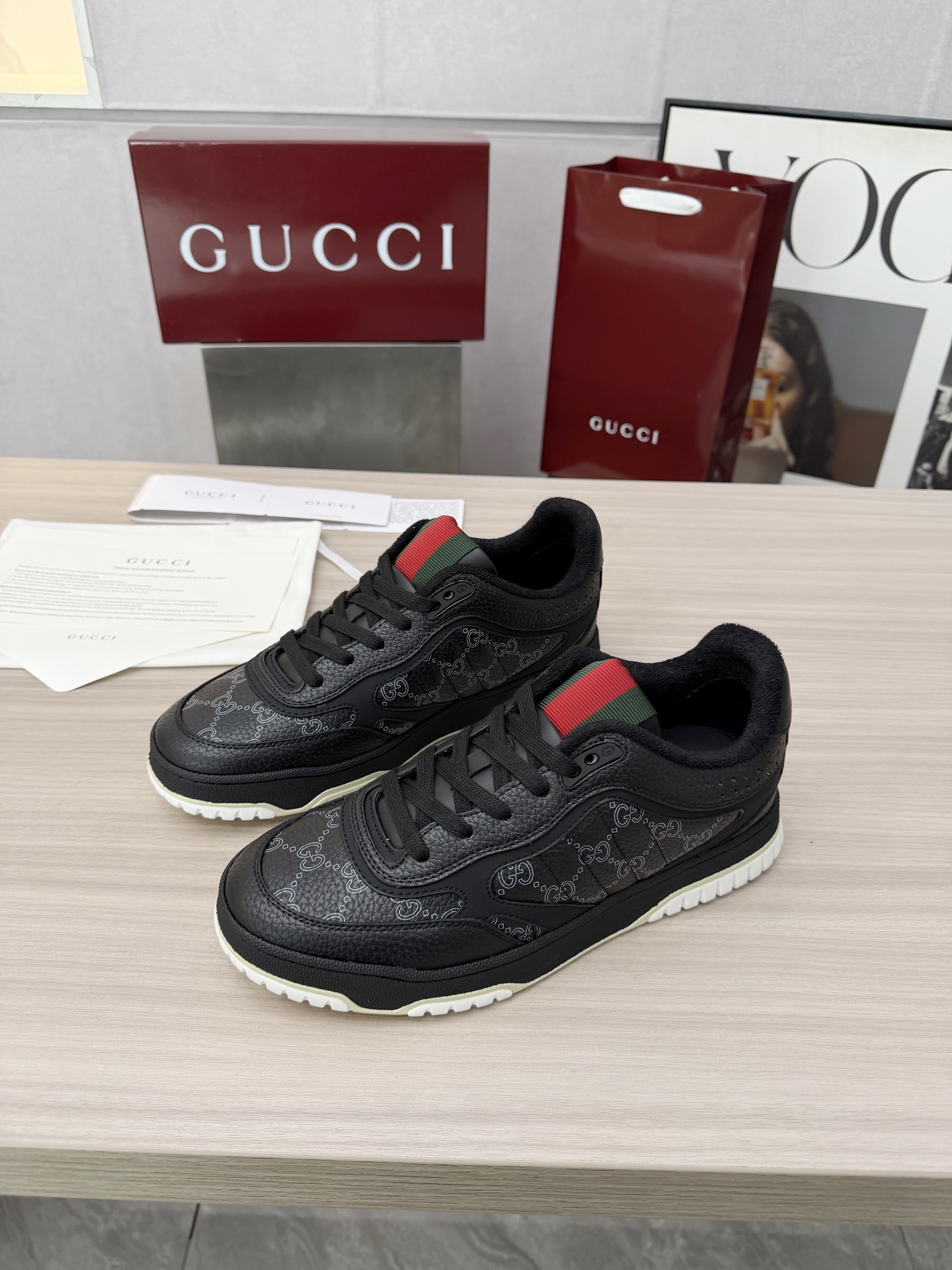 NO:604635,[G Home] Couple Size: Female 35-40. Male 39-44 (45 customized) 2025. GUCC Gucci original order quality The latest hot style high and low top distressed couple sneakers series are shipped. Original purchase and development  Made in China, this high-low sneaker adopts a basketball-style silhouette design, cleverly integrated with hollow panels and distressed effects, showing its unique craftsmanship. The craftsmanship incorporates brand logo details such as interlocking double G styling accessories and Gucci lettering, a low-key tribute to the brand's design heritage. The delivery counter is exquisitely packaged. The fabric is original custom-made imported first-layer cowhide, the lining is imported first-layer cowhide, and the sole is an original open-molded two-color TPU sole.  Bottom thickness: 3cm,,gucci,gucci,sneakers,cowhide19860909【G家】 情侣款Size: 女35-40.男39-44(45定做 )  2025.GUCC 古奇 原单品质  最新爆款高低帮做旧情侣运动鞋系列出货 原版购入开发 做货,这款高低帮运动鞋采用篮球风格廓形设计,巧妙融入镂空拼片和做旧效果,尽显别样匠心.匠心融蕴互扣式双G造型配件和Gucci字样等品牌标识细节,低调致敬品牌设计传承. 配送专柜精美包装 面料原版定制进口头层牛皮 内里进口头层牛里 鞋底原版开模双色TPU鞋底 底厚:3cm,,gucci,gucci,sneakers,cowhide,Men's shoes