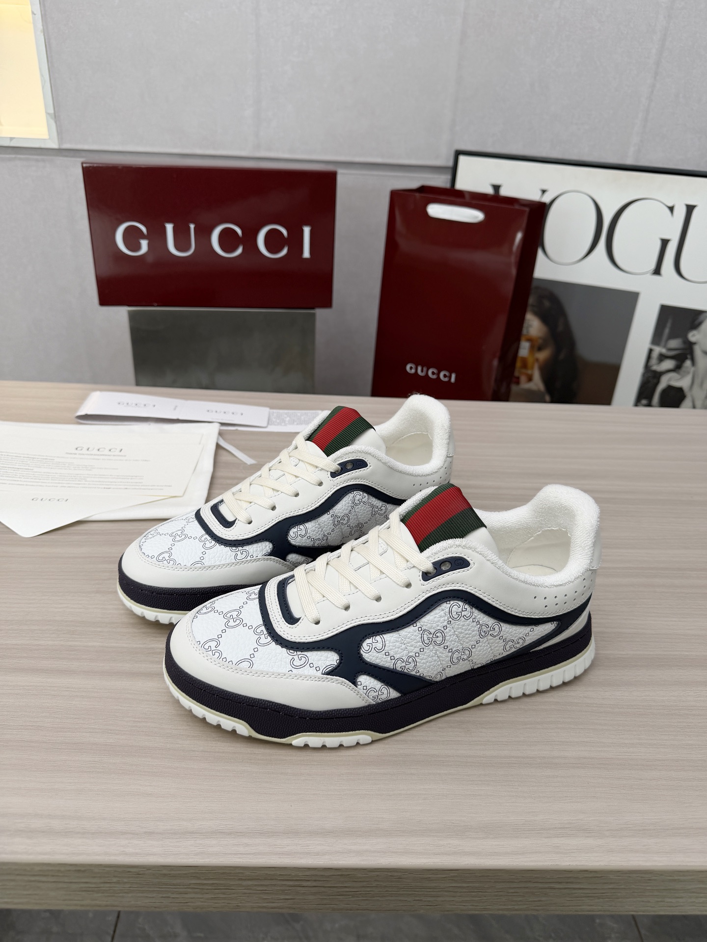 NO:604640,[G Home] Couple Size: Female 35-40. Male 39-44 (45 customized) 2025. GUCC Gucci original order quality The latest hot style high and low top distressed couple sneakers series are shipped. Original purchase and development  Made in China, this high-low sneaker adopts a basketball-style silhouette design, cleverly integrated with hollow panels and distressed effects, showing its unique craftsmanship. The craftsmanship incorporates brand logo details such as interlocking double G styling accessories and Gucci lettering, a low-key tribute to the brand's design heritage. The delivery counter is exquisitely packaged. The fabric is original custom-made imported first-layer cowhide, the lining is imported first-layer cowhide, and the sole is an original open-molded two-color TPU sole.  Bottom thickness: 3cm,,gucci,gucci,sneakers,cowhide19860909【G家】 情侣款Size: 女35-40.男39-44(45定做 )  2025.GUCC 古奇 原单品质  最新爆款高低帮做旧情侣运动鞋系列出货 原版购入开发 做货,这款高低帮运动鞋采用篮球风格廓形设计,巧妙融入镂空拼片和做旧效果,尽显别样匠心.匠心融蕴互扣式双G造型配件和Gucci字样等品牌标识细节,低调致敬品牌设计传承. 配送专柜精美包装 面料原版定制进口头层牛皮 内里进口头层牛里 鞋底原版开模双色TPU鞋底 底厚:3cm,,gucci,gucci,sneakers,cowhide,Men's shoes