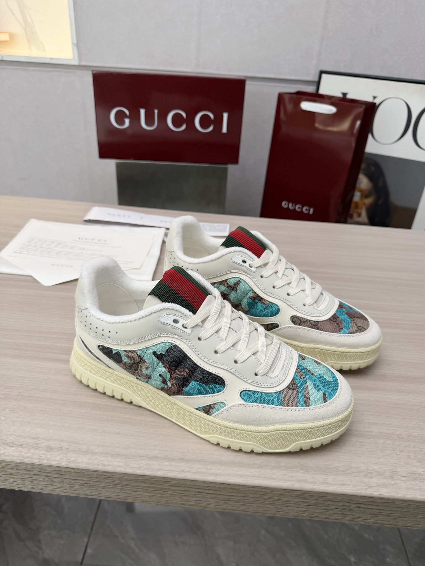 NO:604644,[G Home] Men's Size: Men's 39-44 (45 customized) 2025.GUCC Gucci original order quality The latest hot style high and low top distressed couple's sports shoes series are shipped. Original purchase and development  Made in China, this high-low sneaker adopts a basketball-style silhouette design, cleverly integrated with hollow panels and distressed effects, showing its unique craftsmanship. The craftsmanship incorporates brand logo details such as interlocking double G styling accessories and Gucci lettering, a low-key tribute to the brand's design heritage. The delivery counter is exquisitely packaged. The fabric is original custom-made imported first-layer cowhide, the lining is imported first-layer cowhide, and the sole is an original open-molded two-color TPU sole.  Bottom thickness: 3cm,,gucci,gucci,sneakers,cowhide19860909【G家】 男款Size: 男39-44(45定做 )  2025.GUCC 古奇 原单品质  最新爆款高低帮做旧情侣运动鞋系列出货 原版购入开发 做货,这款高低帮运动鞋采用篮球风格廓形设计,巧妙融入镂空拼片和做旧效果,尽显别样匠心.匠心融蕴互扣式双G造型配件和Gucci字样等品牌标识细节,低调致敬品牌设计传承. 配送专柜精美包装 面料原版定制进口头层牛皮 内里进口头层牛里 鞋底原版开模双色TPU鞋底 底厚:3cm,,gucci,gucci,sneakers,cowhide,Men's shoes