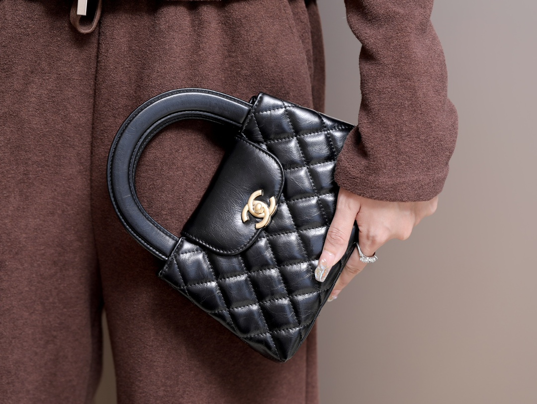 Tuck the shoulder strap away—it looks effortlessly chic carried by hand. - Bag 6