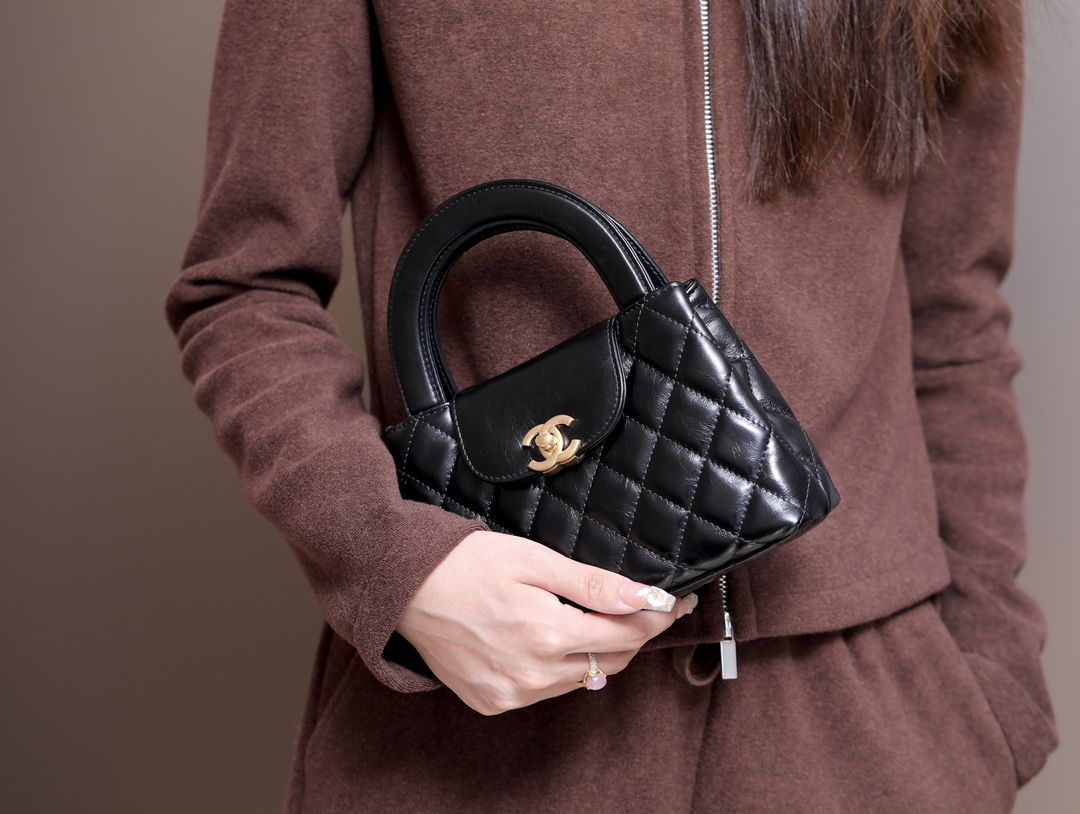 Tuck the shoulder strap away—it looks effortlessly chic carried by hand. - Bag 7