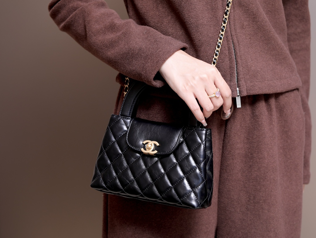 Tuck the shoulder strap away—it looks effortlessly chic carried by hand. - Bag 4