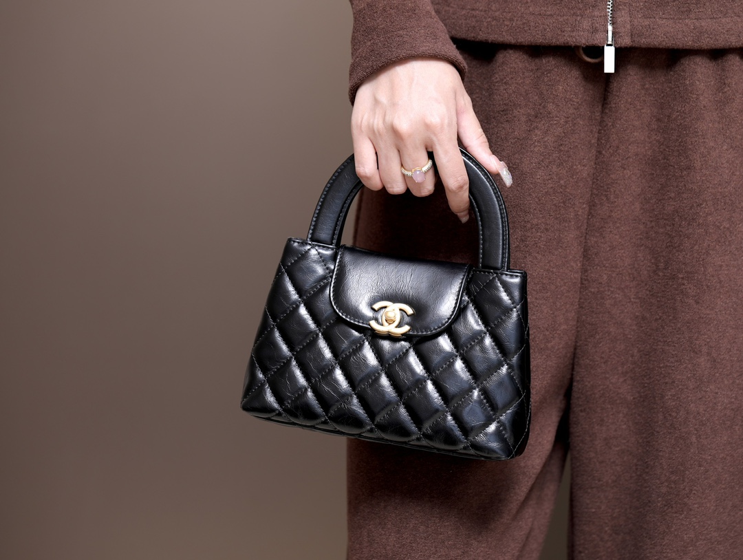 Tuck the shoulder strap away—it looks effortlessly chic carried by hand. - Bag 9