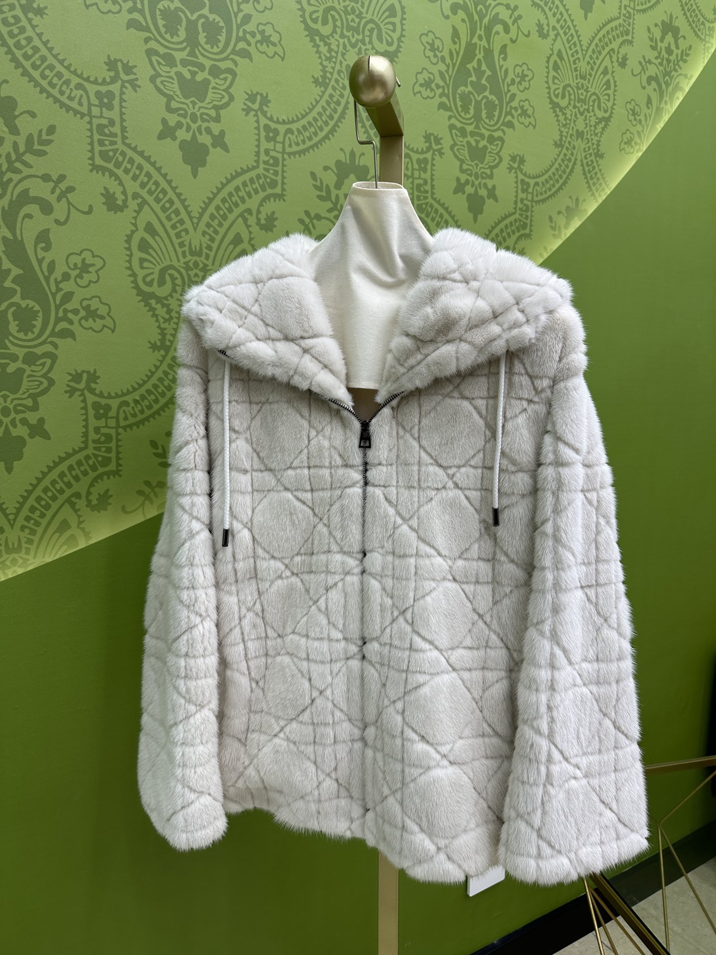 NO:637269,CD* The key point is that our hats are double-layered mink, so please research the quality before comparing the price!  Small female mink imported from Copenhagen. Excellent gloss. Very luxurious and noble. Very easy to match. Customized hardware accessories with logo. The upper body really looks like a lady. The bottom velvet is thick and the needles are short. The workmanship is exquisite. S-XL, Dior-clothing, dior, hats, alexander wang19860909CD* 重点我们帽子是对版双层貂 比价格前先研究下品质！ 哥本哈根进口小母貂 光泽度超棒 非常奢华高贵 非常好搭配 定制五金配件带logo 上身真的就是足足名媛范儿 底绒厚实毛针短 做工精致 S-XL,迪奥-服装,dior,hats,alexander wang,Women's clothing