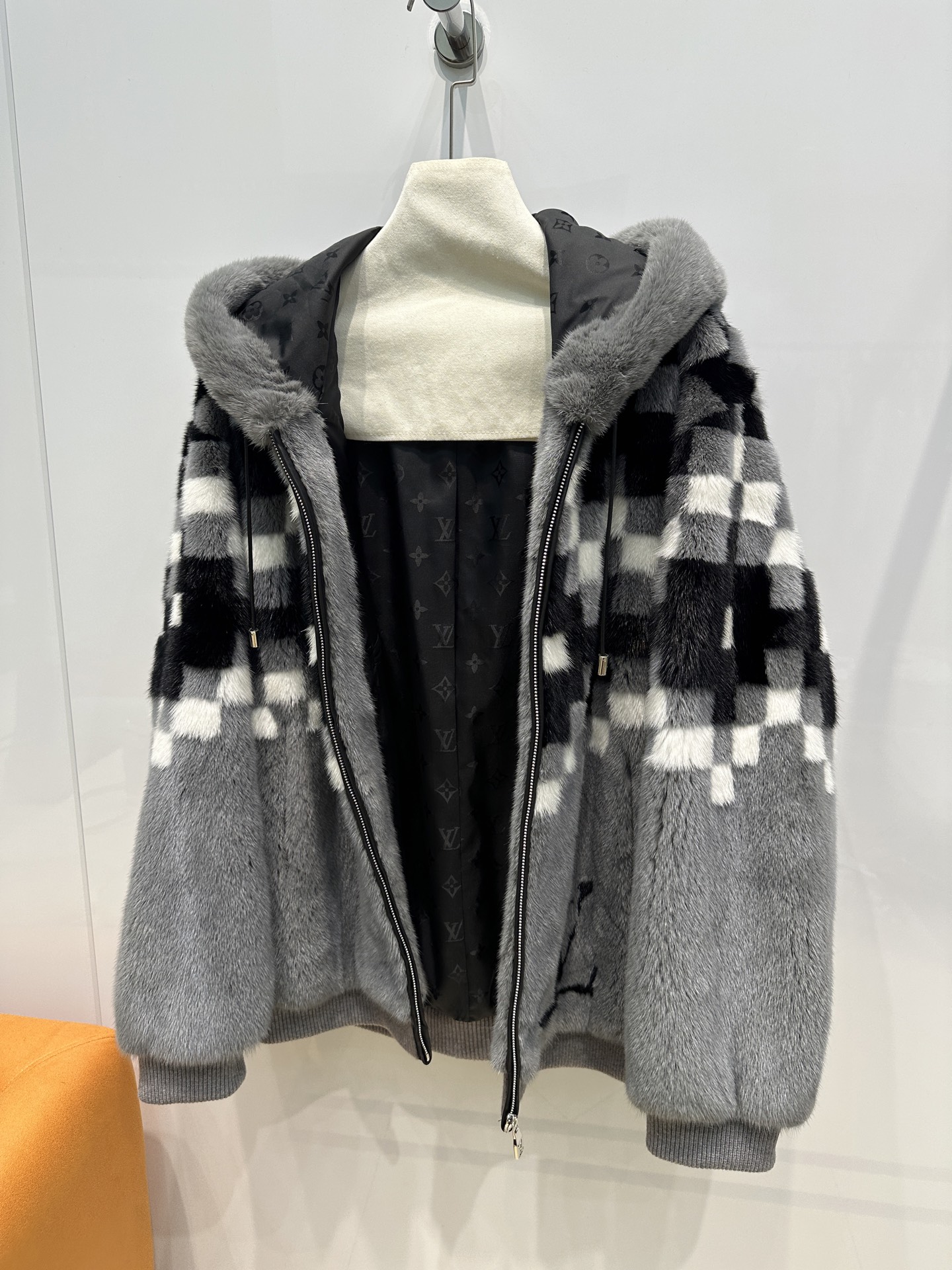 NO:636933,1*V's latest winter item, men's model, women can wear small sizes, imported small female mink, the bottom velvet is very thick, all small plaids are hand-sewn and spliced, very labor-intensive, custom hardware accessories with logo, the whole dress is super correct, the hem design is very personalized S M L198609091*V冬季最新单品 男款 女士可以穿小码 采用进口小母貂 底绒非常厚实 所有小格子均为手工缝制拼接 超费工时 定制五金配件带logo 整件衣服版型超正 下摆设计非常个性 S M L XL M胸围120 衣长71 肩宽57 袖长63,路易威登-服装,louis vuitton,alexander wang,Women's clothing