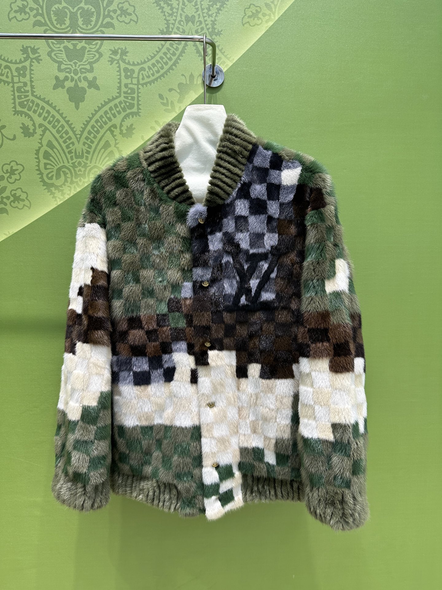 NO:637466,1*V's latest winter item, men's model, women can wear small sizes, imported small female mink, the bottom velvet is very thick, all small plaids are hand-sewn and spliced, very labor-intensive, custom hardware accessories with logo, the whole dress has a super correct shape, a super high-end one, S M L198609091*V冬季最新单品 男款 女士可以穿小码 采用进口小母貂 底绒非常厚实 所有小格子均为手工缝制拼接 超费工时 定制五金配件带logo 整件衣服版型超正 超高级的一款 S M L XL L胸围120 衣长70 肩宽56 袖长56,路易威登-服装,louis vuitton,alexander wang,Women's clothing