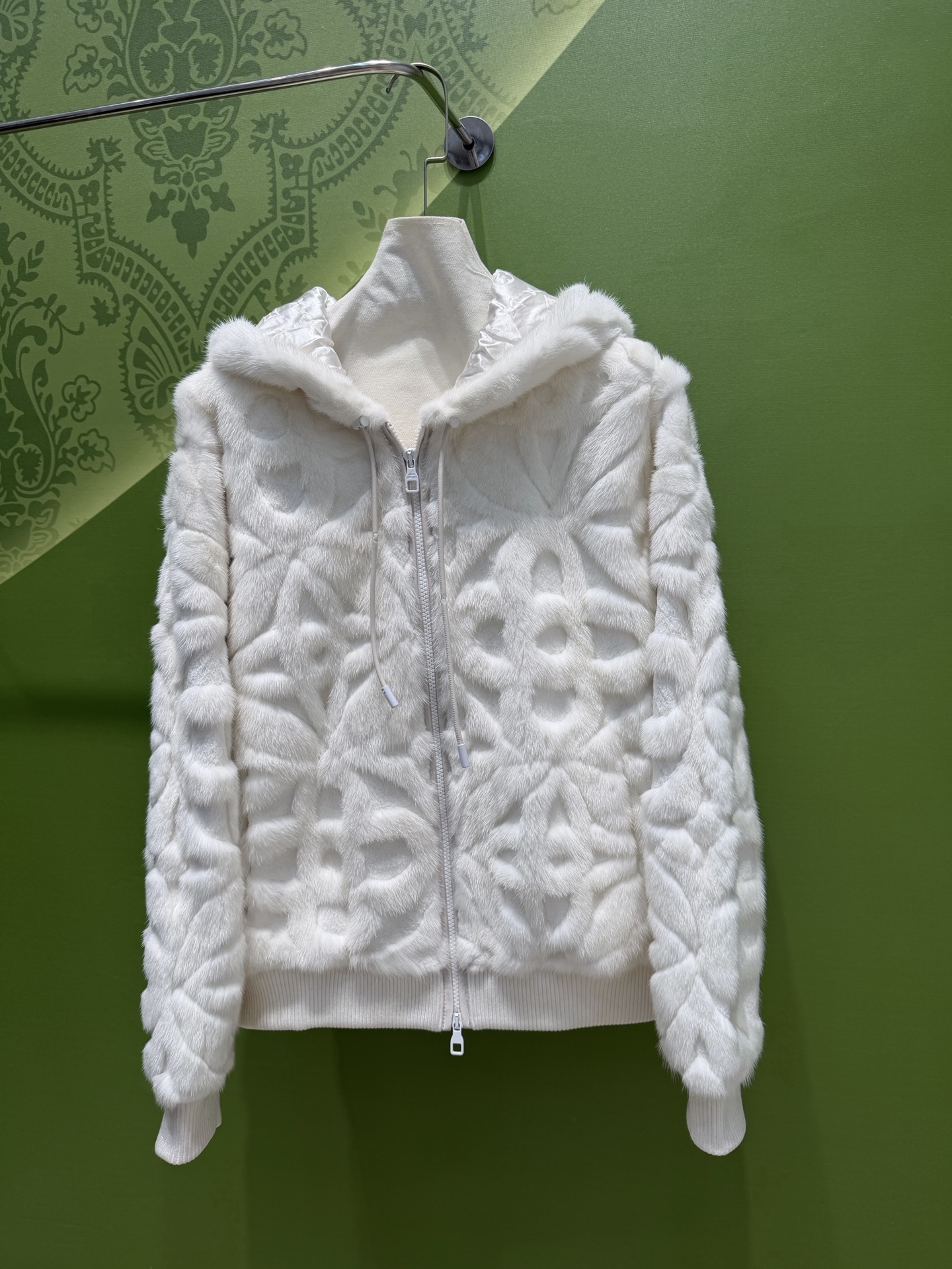 NO:637487,1*V's latest winter item is made of imported mink. The bottom velvet is very thick. All patterns are cut by hand. It is very labor-intensive. Customized hardware accessories with logo. The whole dress has a super correct shape. A super high-end one. S M L198609091*V冬季最新单品 采用进口小母貂 底绒非常厚实 所有图案均为手工剪花工艺 超费工时 定制五金配件带logo 整件衣服版型超正 超高级的一款 S M L XL XL胸围118 衣长62 肩宽58 袖长55,路易威登-服装,louis vuitton,alexander wang,Women's clothing