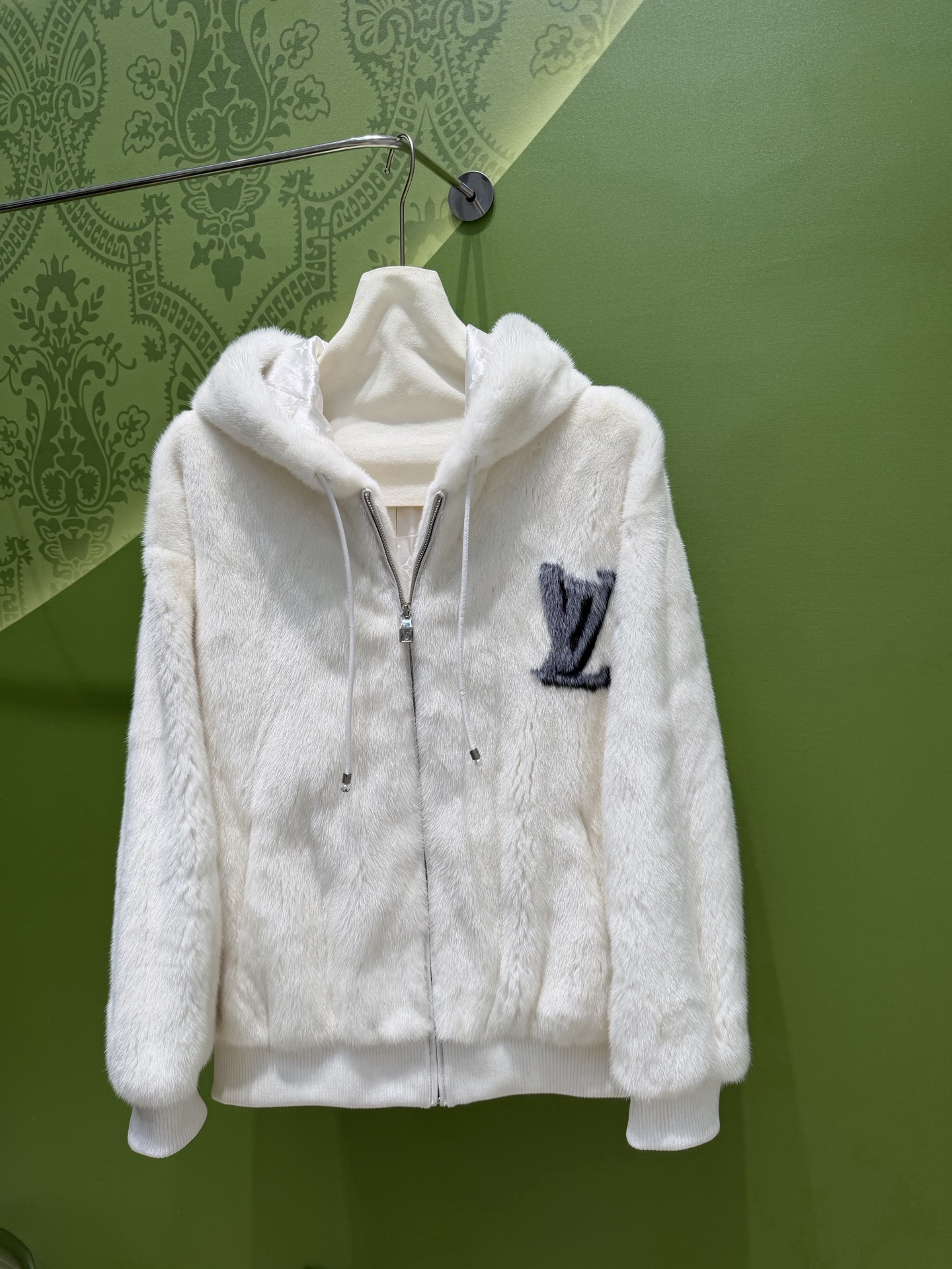 NO:637481,1*V's latest winter item. Large sizes can be customized. It uses imported female mink. The bottom velvet is very thick. The patterns are all hand-inlaid. Customized hardware accessories with logo. The whole dress has a super positive shape. S M L198609091*V冬季最新单品 大码可定制 采用进口小母貂 底绒非常厚实 图案全部为手工镶嵌工艺 定制五金配件带logo 整件衣服版型超正 S M L XL L胸围128 衣长70 肩宽60 袖长56,路易威登-服装,louis vuitton,alexander wang,Women's clothing