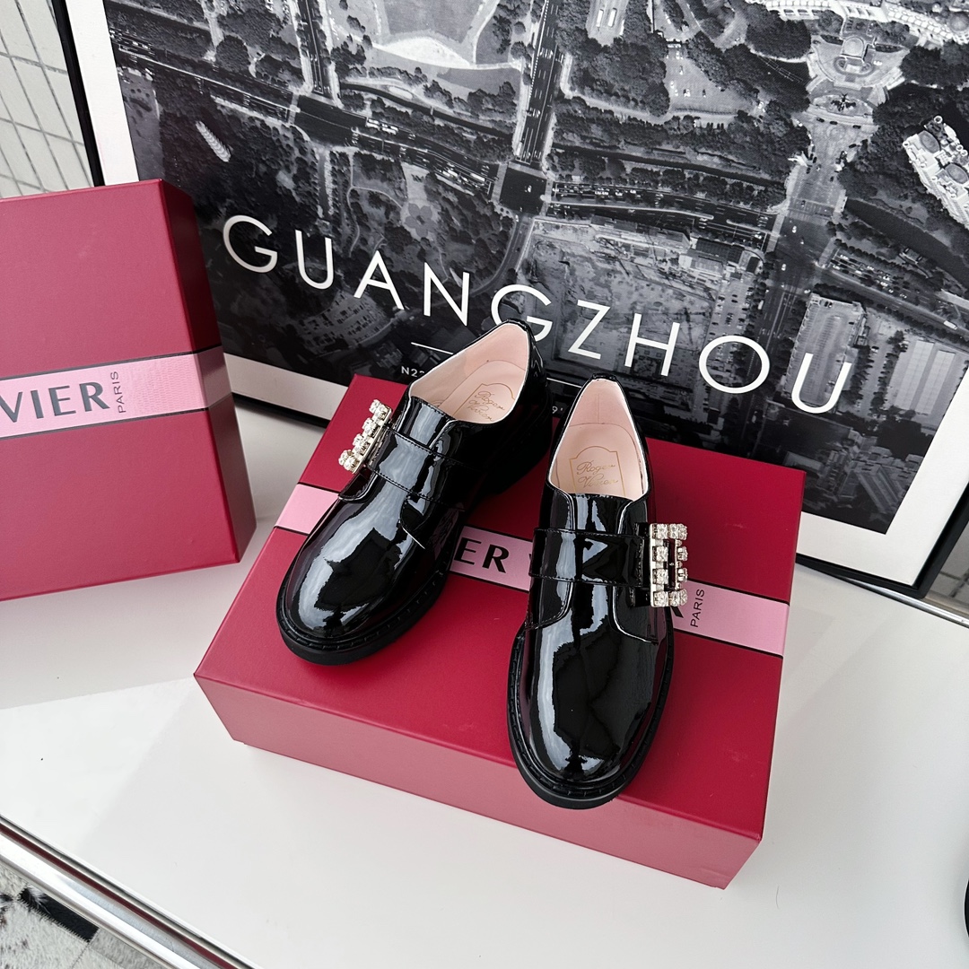 NO:173858,* The highest version of the new women's shoes in early autumn Viv Rangers diamond buckle loafers. Celebrity celebrity and socialite lambs are a pair of loafers. This pair of loafers from shoe shape to leather to shoe buckles. Perfect and impeccable. Easy to interpret French romantic style. The entire series of RV loafers (must buy RV loafers   short boots every year ~ fire to explosion) Sole original EVA foam rubber sole Upper: original customized patent leather imported lambskin in the inner 1:1 customized diamond buckle size 34-40 (34.40 customized), loafers, boots, sheepskin19860909* 最高版本早秋新款女鞋Viv Rangers钻扣乐福鞋 明星网红名媛小姐姐人手一对乐福鞋 这双乐福鞋从鞋型到皮质到鞋扣 完美的无可挑剔 轻松演绎法式浪漫风情 RV乐福鞋全系列做齐（每年必买RV乐福鞋 短靴 ~火到爆炸） 鞋底原版EVA发泡橡胶底 鞋面:原版定制漆皮 内里进口小羊皮 五金原版1:1定制钻扣 码数34-40（34.40订做）,乐福鞋,loafers,boots,sheepskin,Women's Shoes