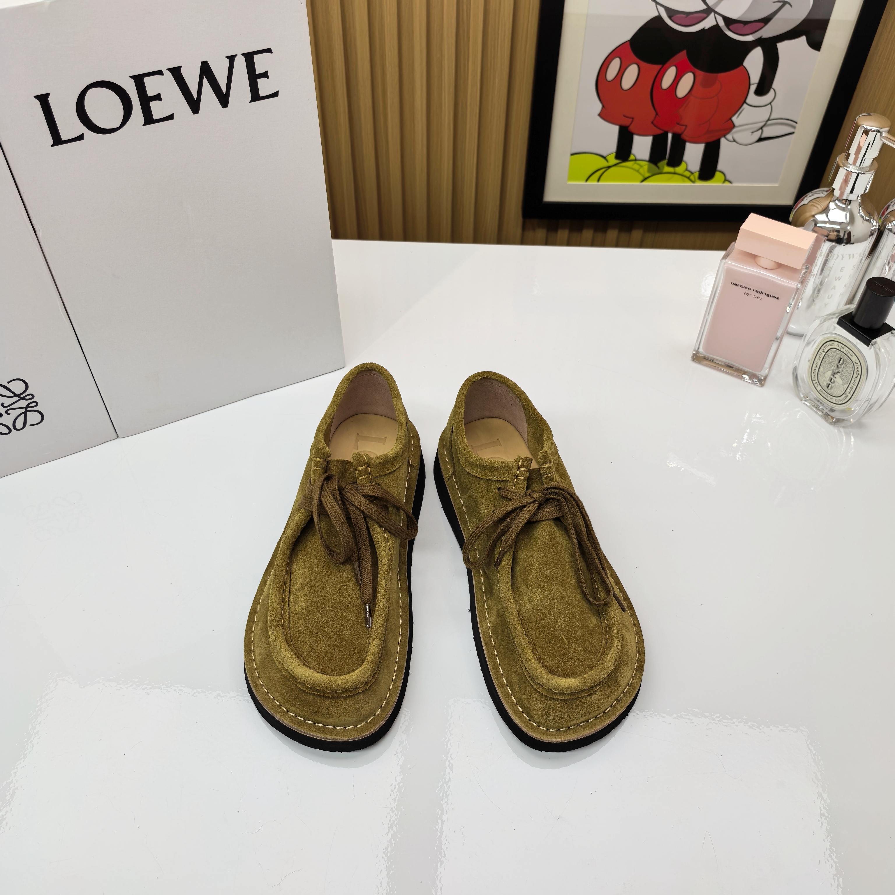 NO:558979,Purchasing-grade men's LOEWE second-hand couple's kangaroo shoes LOEWE｜Second-hand suede leather shoes Retro gamers' relaxation code I knew as soon as I put this pair of shoes on my feet - my retro outfit had finally found its soul mate!  Love you at first sight retro texture. Selected cow suede leather with built-in time filter. Low-cut shoe shape + hand-laced design, outlining the retro lines of the 90s. Loewe's iconic curved toe is like a fashionable item coming out of a retro illustrated magazine. The upper is imported A-grade cow suede. The lining is cowhide. Foam outsole + genuine leather midsole. The heel logo injection molding process is not easy to fall off.  Size 35-45 (women's size 40, 41 men's size 39, 45 customized) Tips: 39, 40 size remarks for men and women, loafers, loewe, loewe, loafers, cowhide19860909代购级男款罗意威中古情侣款袋鼠鞋 LOEWE｜中古反绒皮鞋 复古玩家的松弛感密码 这双鞋一上脚 我就知道——我的复古穿搭终于等到了它的灵魂伴侣！ 一见钟情的复古质感 精选牛反绒皮革自带时光滤镜 低帮鞋型+手工系带设计,勾勒出90年代复古线条 罗意威标志性的弧形鞋头,像从复古画报里走出来的时髦单品 鞋面进口A级牛反绒 内里牛皮里 大底发泡大底+真皮中底 后跟logo注塑工艺不易脱落 码数35-45（女款40,41男款39,45订做） Tips:39、40码备注男女款,乐福鞋,loewe,loewe,loafers,cowhide,Women's Shoes