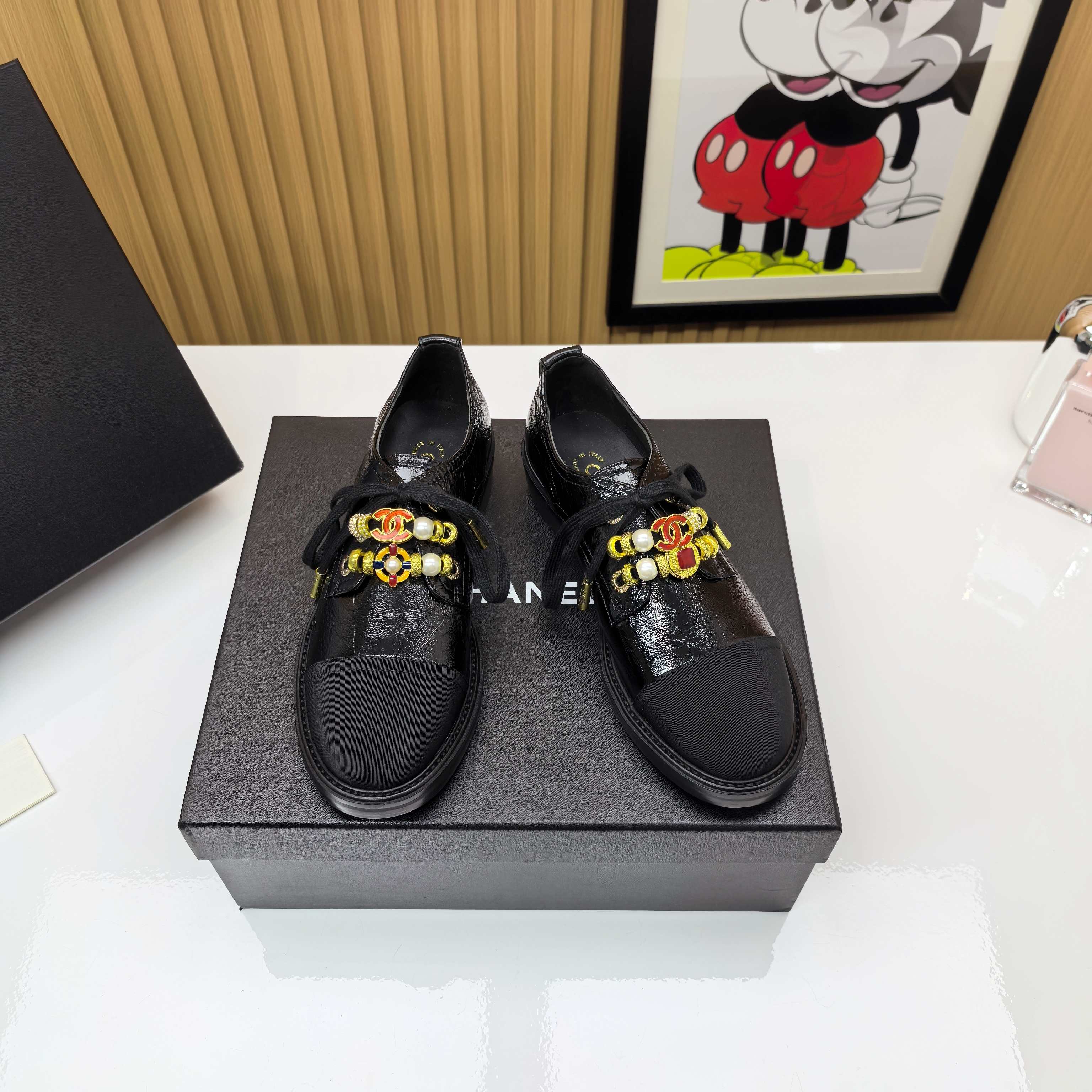 NO:558954,SS Chanel heavy buckle loafers are based on classics at every step. Multiple metal buckles are inlaid on the laces. Every detail is like a miniature work of art. The iconic double C badge is embellished among them. It tells the code of eternal elegance and interprets the beauty of the brand soul. These are not only loafers, but also a collection that can be walked. Paired with suit pants for smartness or jeans for casualness, it can instantly enhance the luxurious texture of the overall look. From the conference room to afternoon tea, you can easily manage a multi-faceted life. Upper: Imported lambskin/wrinkle paint  Lining: Mixed sheep lining Outsole: Italian genuine leather outsole Size: 35-40 (40 is custom-made and non-refundable), boots loafers, chanel, loafers, boots, jeans, business suit, sheepskin, Leather soles19860909SS 香奈儿重工饰扣乐福鞋 每一步都踩在经典之上 鞋带上镶嵌多重金属饰扣 每个细节皆如微型艺术品 标志性双C徽章点缀其间 诉说永恒优雅密码 演绎品牌灵魂之美 这不仅是乐福鞋 更是可以行走的收藏品 搭配西装裤的干练或是牛仔裤的随性 都能瞬间提升整体造型的奢华质感 从会议室到下午茶 从容驾驭多面人生 鞋面:进口小羊皮/皱漆 内里:混种羊内里 大底:意大利真皮大底 码数:35-40（40 订做不退换）,靴子乐福鞋,chanel,loafers,boots,jeans,business suit,sheepskin,Leather soles,Women's Shoes