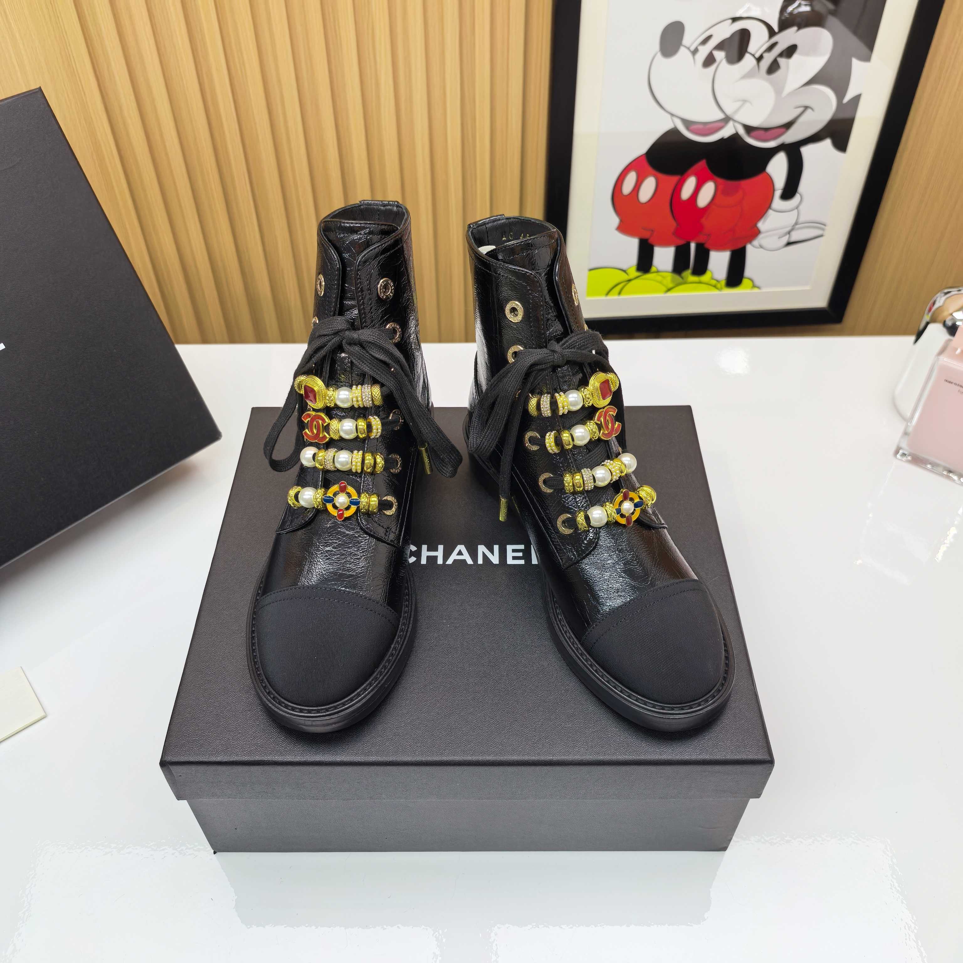 NO:558957,SS Chanel heavy-duty buckle short boots make every step a luxury statement. The Italian leather outsole provides a calm step. The boot laces are studded with exquisite metal buckles. Every detail is like a miniature work of art. The iconic double C badge shines among them, continuing the century-old elegance code. The handcrafted boot shape perfectly wraps the ankle and shows the slender legs. This is not only a short boot, but also a fashion treasure worthy of collection. Upper: imported lambskin/wrinkle paint. Inner: mixed sheep lining.  Outsole: Italian genuine leather outsole Size: 35-40 (40 is custom-made and cannot be returned or exchanged), boots loafers, chanel, loafers, boots, sheepskin, Leather soles19860909SS 香奈儿重工饰扣短靴 让每一步都成为奢华宣言 意大利真皮大底奠定从容步履 靴筒系带缀满精致金属饰扣 每个细节皆如微型艺术品 标志性双C徽章闪耀其间 延续百年优雅密码 匠心打造的靴型完美包裹脚踝 展现修长腿型 这不仅是短靴 更是值得收藏的时尚珍品 鞋面:进口小羊皮/皱漆 内里:混种羊内里 大底:意大利真皮大底 码数:35-40（40 订做不退换）,靴子乐福鞋,chanel,loafers,boots,sheepskin,Leather soles,Women's Shoes