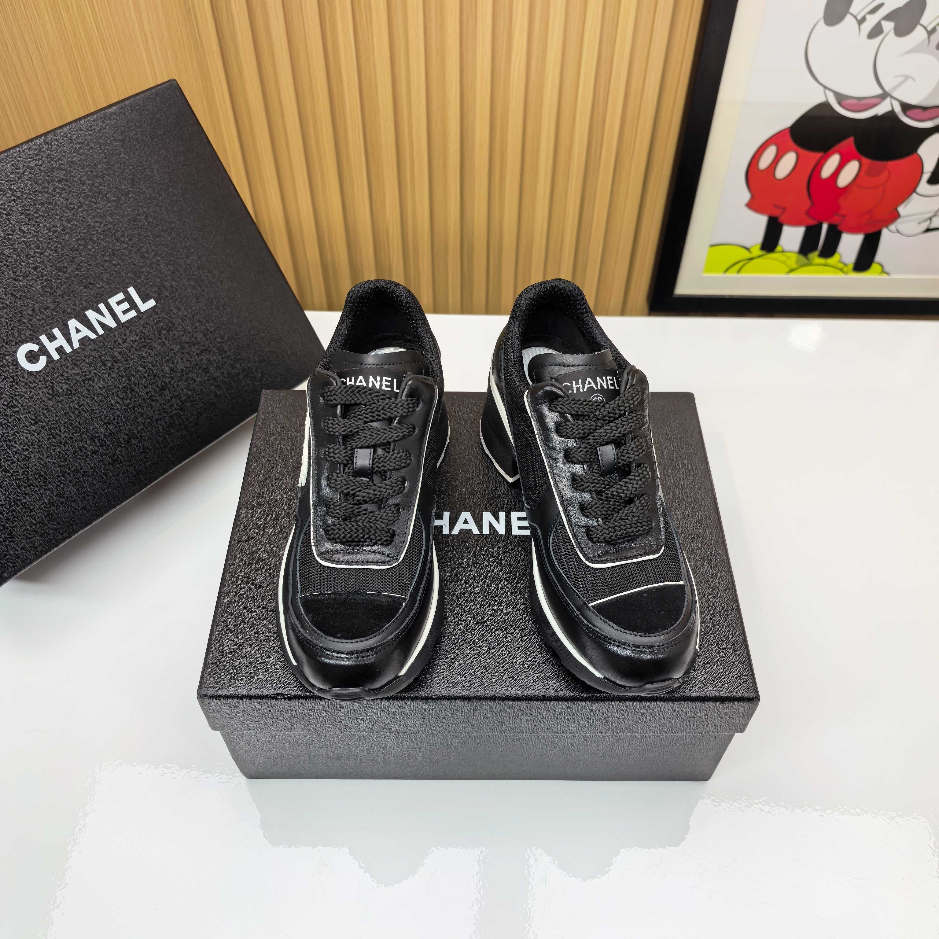 NO:578386,2025SS Chanel 25K sneakers are too long for your legs!  I was amazed as soon as I put it on my feet!  !  The 4cm invisible height-increasing soles are so clever. They instantly lengthen the leg lines. Small sisters can rush with their eyes closed. The upper is made of silk cowhide with a full sense of luxury. It is matched with classic original fabrics. The texture is straight forward and has a slight luster under the sun. It has a noble buff when walking ~ and the feet feel super comfortable!  The lining is made of breathable fabric + soft waxy sheepskin. It feels like stepping on clouds when you wear it. The TPU outsole is super stable and your feet will not be tired after a day of shopping. Upper: silk cowhide original fabric. Lining: fabric sheepskin. Outsole: TPU combined outsole. Size: 35-40 (40 are custom-made and cannot be returned or exchanged), casual shoes/sports shoes, chanel, sneakers, cowhide, sheepskin.198609092025SS 香奈儿25K运动鞋也太显腿长了吧！ 一上脚就被惊艳到了！！ 4cm的隐形增高鞋底真的太心机了 瞬间拉长腿部线条 小个子姐妹闭眼冲 鞋面是高级感满满的丝绸牛皮 搭配经典原版织物面料 质感直接拉满 阳光下还有微微光泽感 走路都自带贵气buff～ 脚感超级舒服！ 内里用了透气织物+软糯羊皮 穿上像踩在云朵上一样 TPU大底走起路来超稳 逛一天街都不会累脚 鞋面:丝绸牛皮原版织物面料 内里:织物羊皮 大底:TPU 组合大底 码数:35-40（40 订做不退换）,休闲鞋/运动鞋,chanel,sneakers,cowhide,sheepskin,Women's Shoes