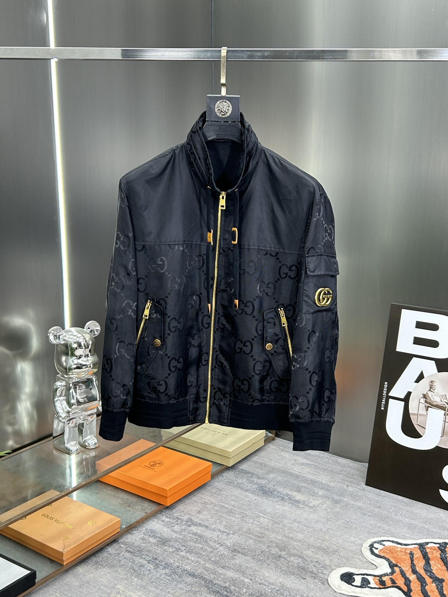 NO:115924,Guqi 2025 spring new jacket jacket, the new product on the show is perfect, comfortable and warm, the three standards are complete in color and full and attractive, and the very outstanding design easily advances the sense of fashion, the workmanship is extremely exquisite and rigorous, and the wiring is neat and meticulous!  A masterpiece of a big-name designer!  The upper body doesn't look bloated and super handsome!  Spot code M ~ XXXL,,jackets & coats,jackets & coats,alexander wang19860909古奇 2025春季新款夹克外套,秀场新品品相非常完美,舒适保暖,三标齐全色泽饱满诱人,非常出彩的设计,轻松将时髦感进阶,做工极为考究严谨,走线工整细致！大牌设计师巨作！上身不显臃肿、超级帅气！现货码数M ～ XXXL,,jackets & coats,jackets & coats,alexander wang,Men's clothing