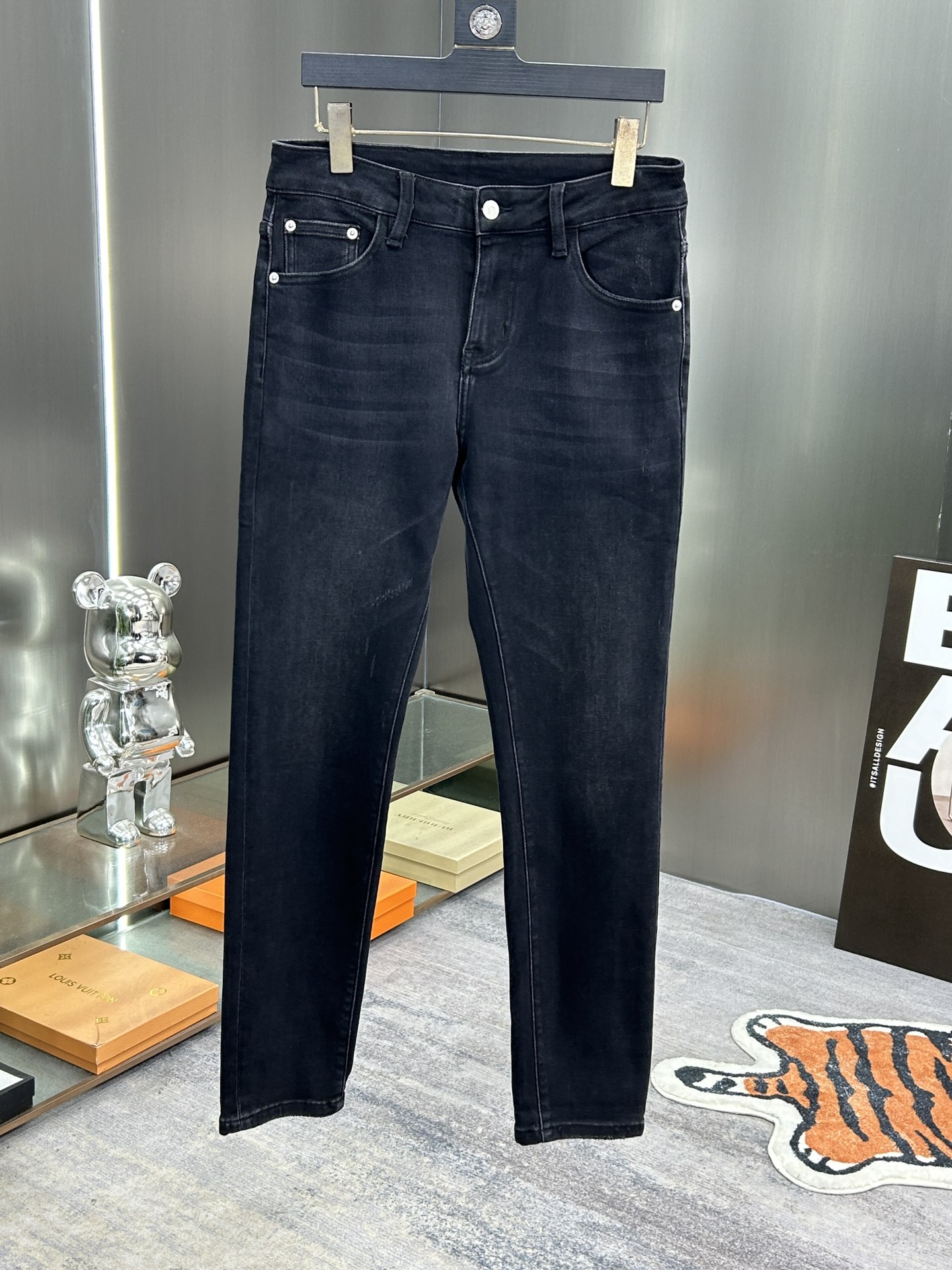  BC 24新款牛仔裤休闲版 采用精选原版面料，穿着柔软服适绣气，具有独特弹力纤维不易变形而又耐磨，上身