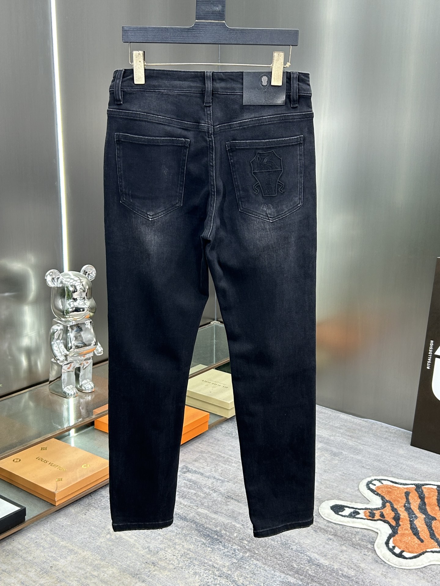  BC 24新款牛仔裤休闲版 采用精选原版面料，穿着柔软服适绣气，具有独特弹力纤维不易变形而又耐磨，上身