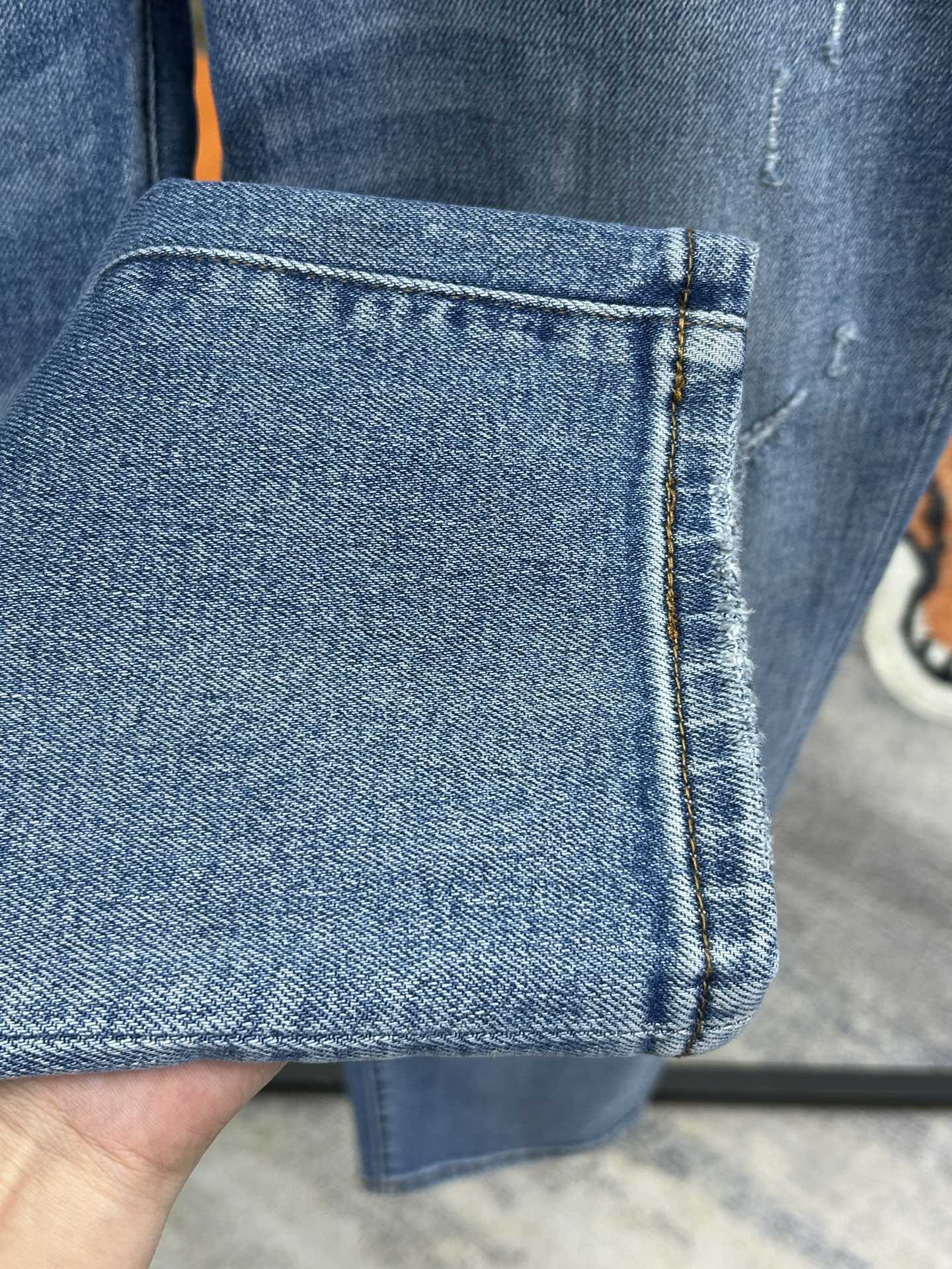  L新款牛仔裤休闲版 采用精选原版面料，穿着柔软服适绣气，具有独特弹力纤维不易变形而又耐磨，上身柔顺亲肤