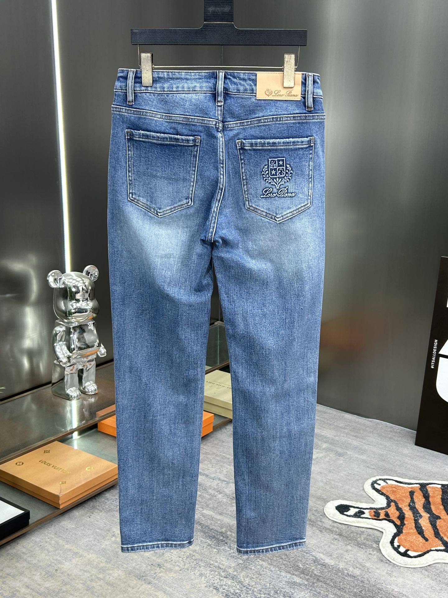 L新款牛仔裤休闲版 采用精选原版面料，穿着柔软服适绣气，具有独特弹力纤维不易变形而又耐磨，上身柔顺亲肤