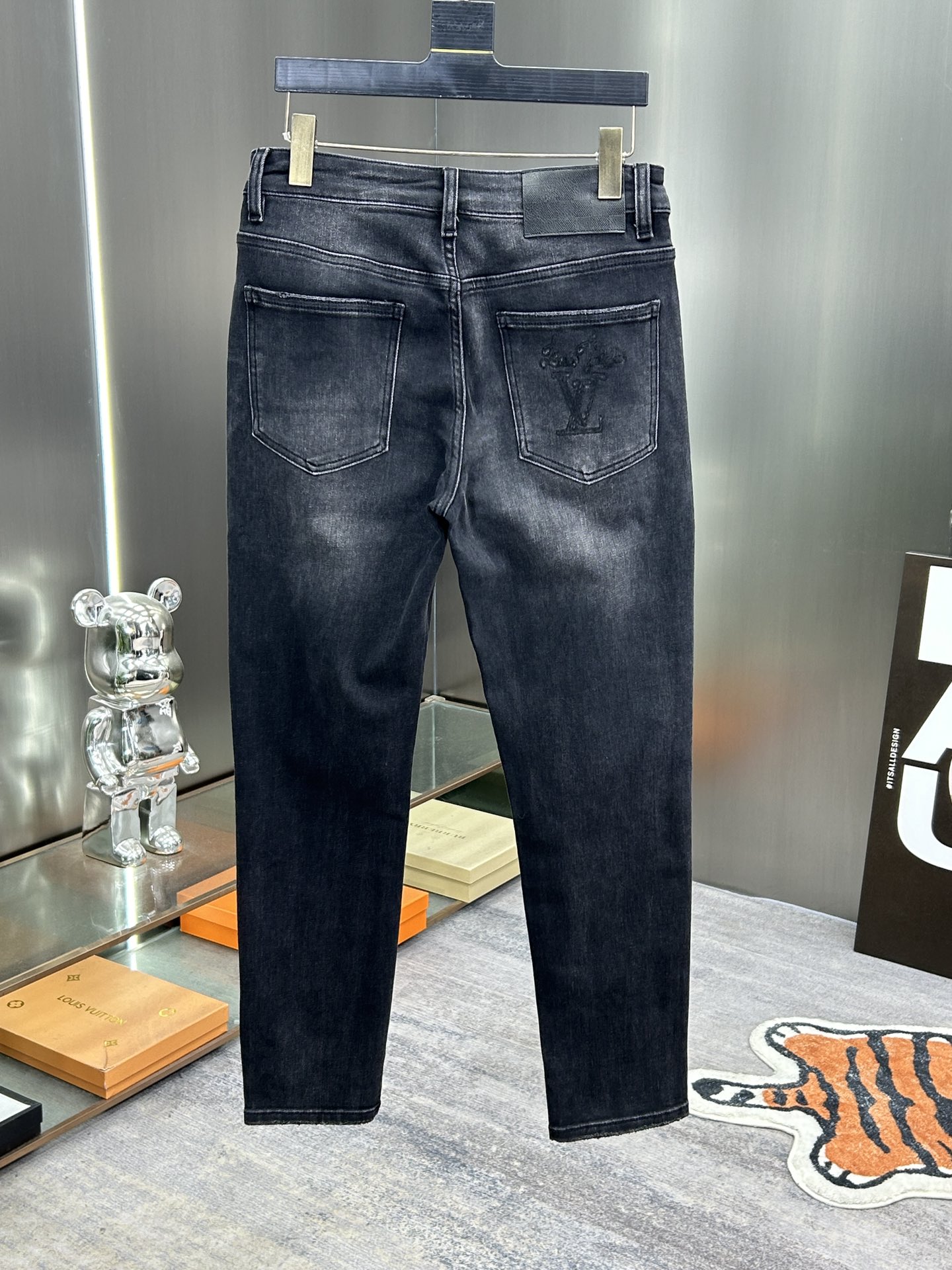  LV 路易威登 24新款牛仔裤休闲版 采用精选原版面料，穿着柔软服适绣气，具有独特弹力纤维不易变形而又