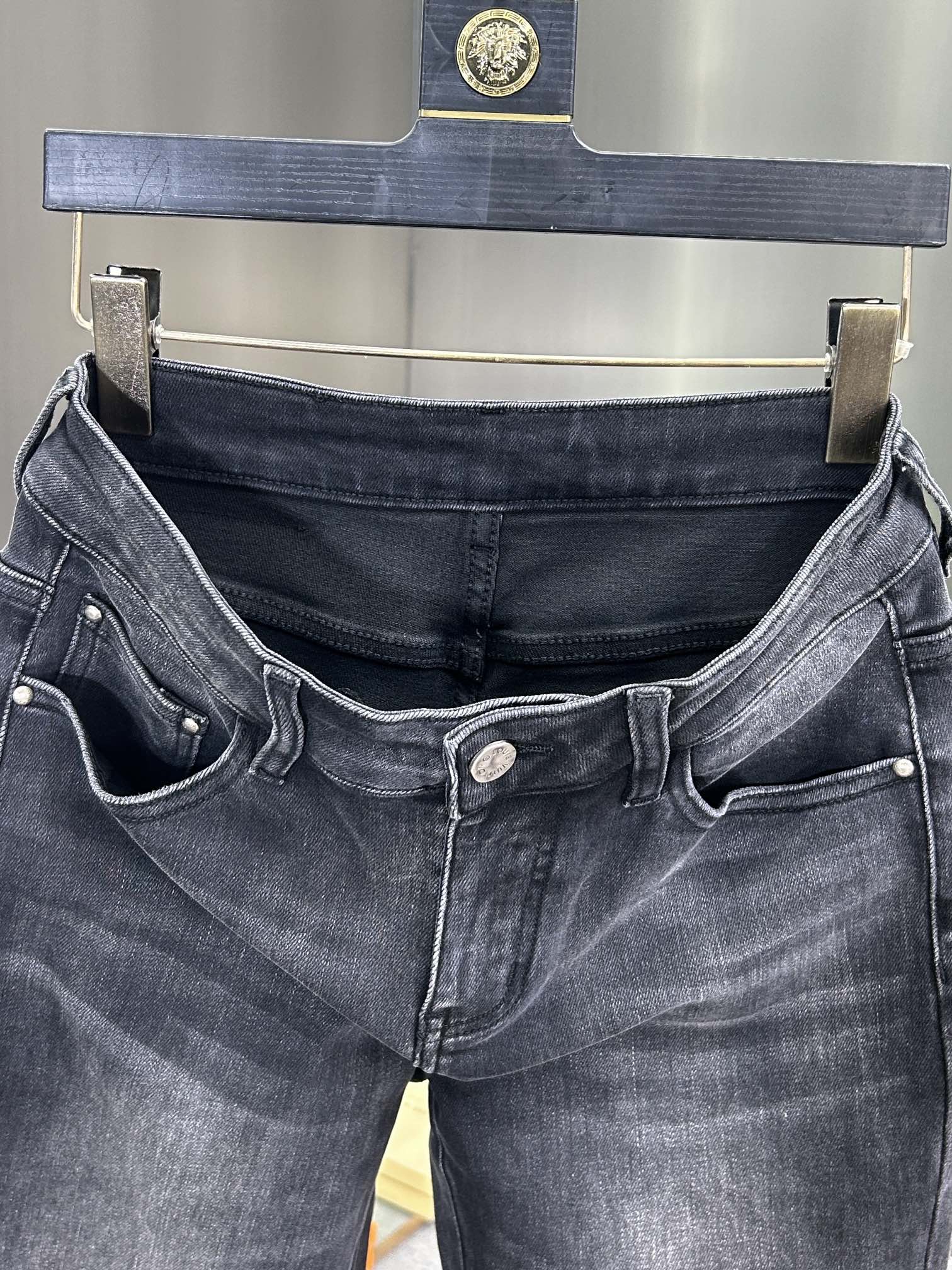  LV 路易威登 24新款牛仔裤休闲版 采用精选原版面料，穿着柔软服适绣气，具有独特弹力纤维不易变形而又