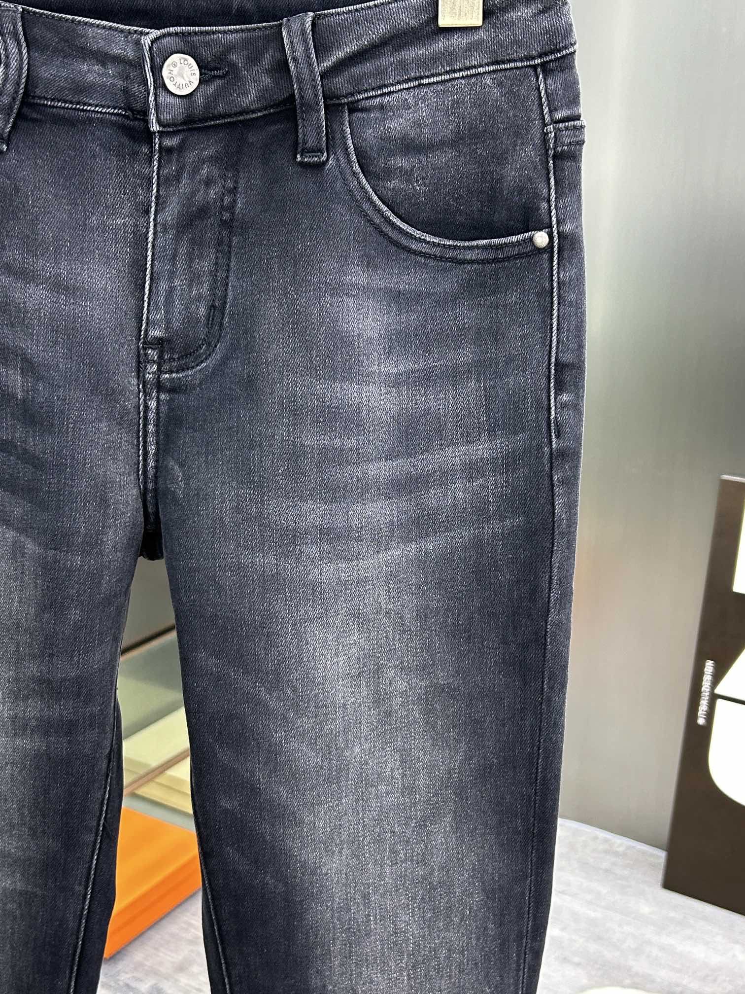  LV 路易威登 24新款牛仔裤休闲版 采用精选原版面料，穿着柔软服适绣气，具有独特弹力纤维不易变形而又