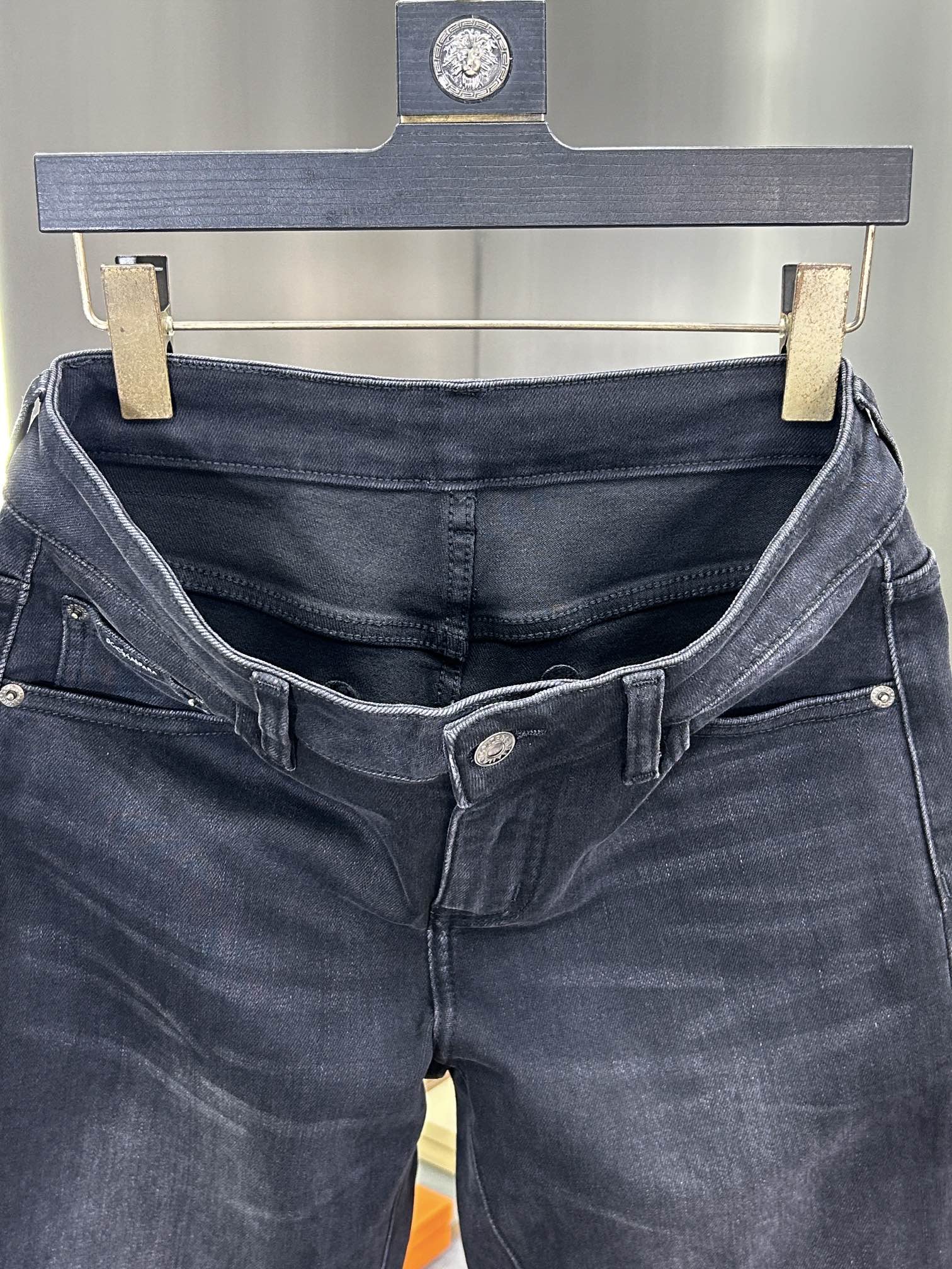   DG 杜嘉班纳 24新款牛仔裤休闲版 采用精选原版面料，穿着柔软服适绣气，具有独特弹力纤维不易变形而