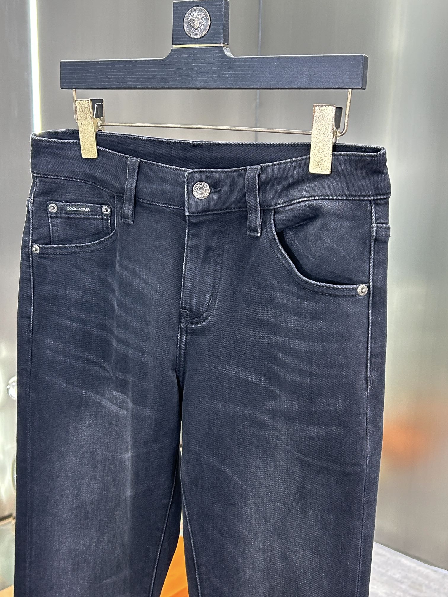   DG 杜嘉班纳 24新款牛仔裤休闲版 采用精选原版面料，穿着柔软服适绣气，具有独特弹力纤维不易变形而