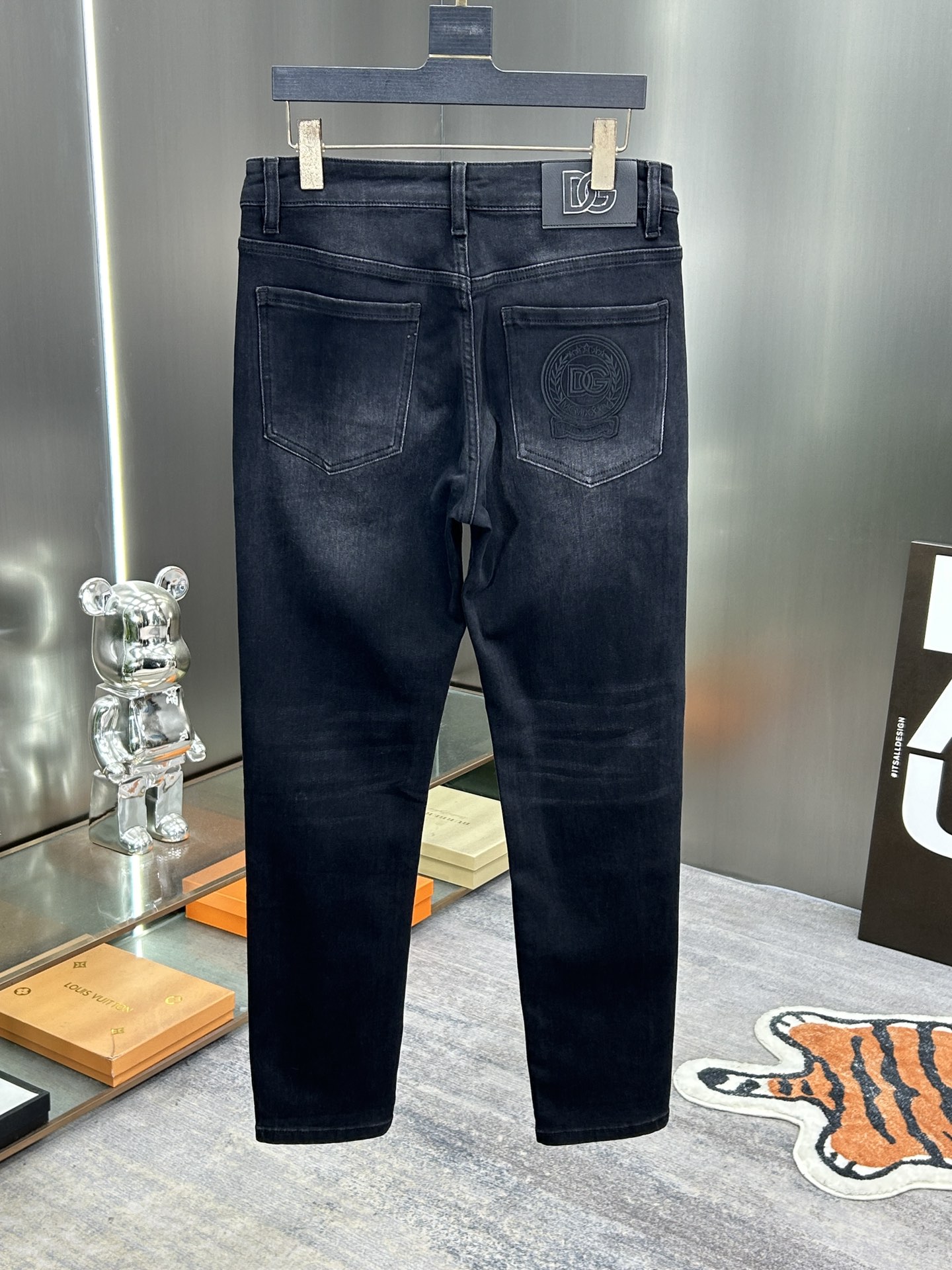   DG 杜嘉班纳 24新款牛仔裤休闲版 采用精选原版面料，穿着柔软服适绣气，具有独特弹力纤维不易变形而