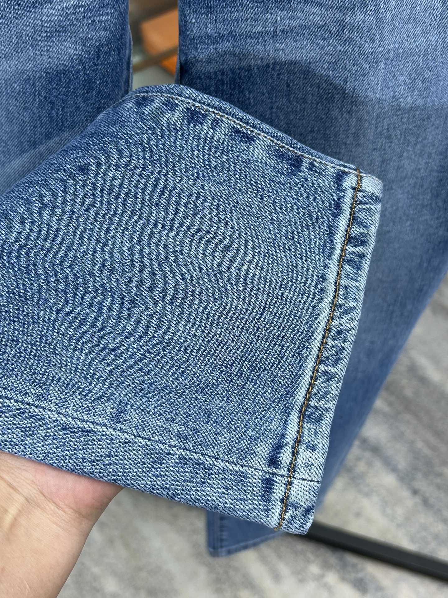  普拉达 24新款牛仔裤休闲版 采用精选原版面料，穿着柔软服适绣气，具有独特弹力纤维不易变形而又耐磨，上