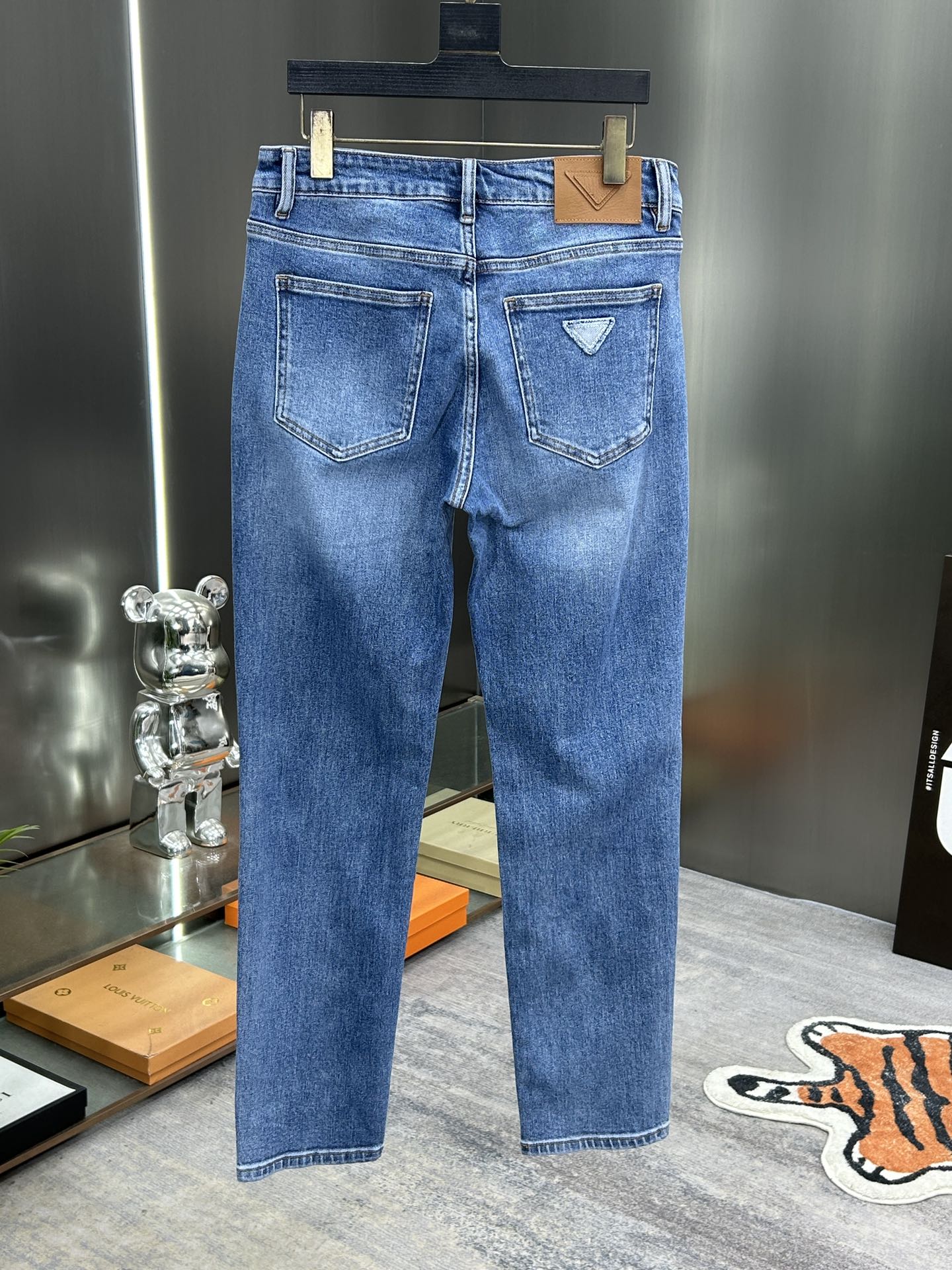  普拉达 24新款牛仔裤休闲版 采用精选原版面料，穿着柔软服适绣气，具有独特弹力纤维不易变形而又耐磨，上
