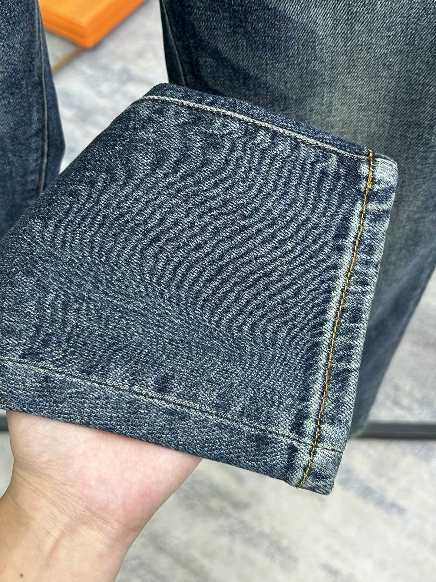   杰尼亚 24新款牛仔裤休闲版 采用精选原版面料，穿着柔软服适绣气，具有独特弹力纤维不易变形而又耐磨，