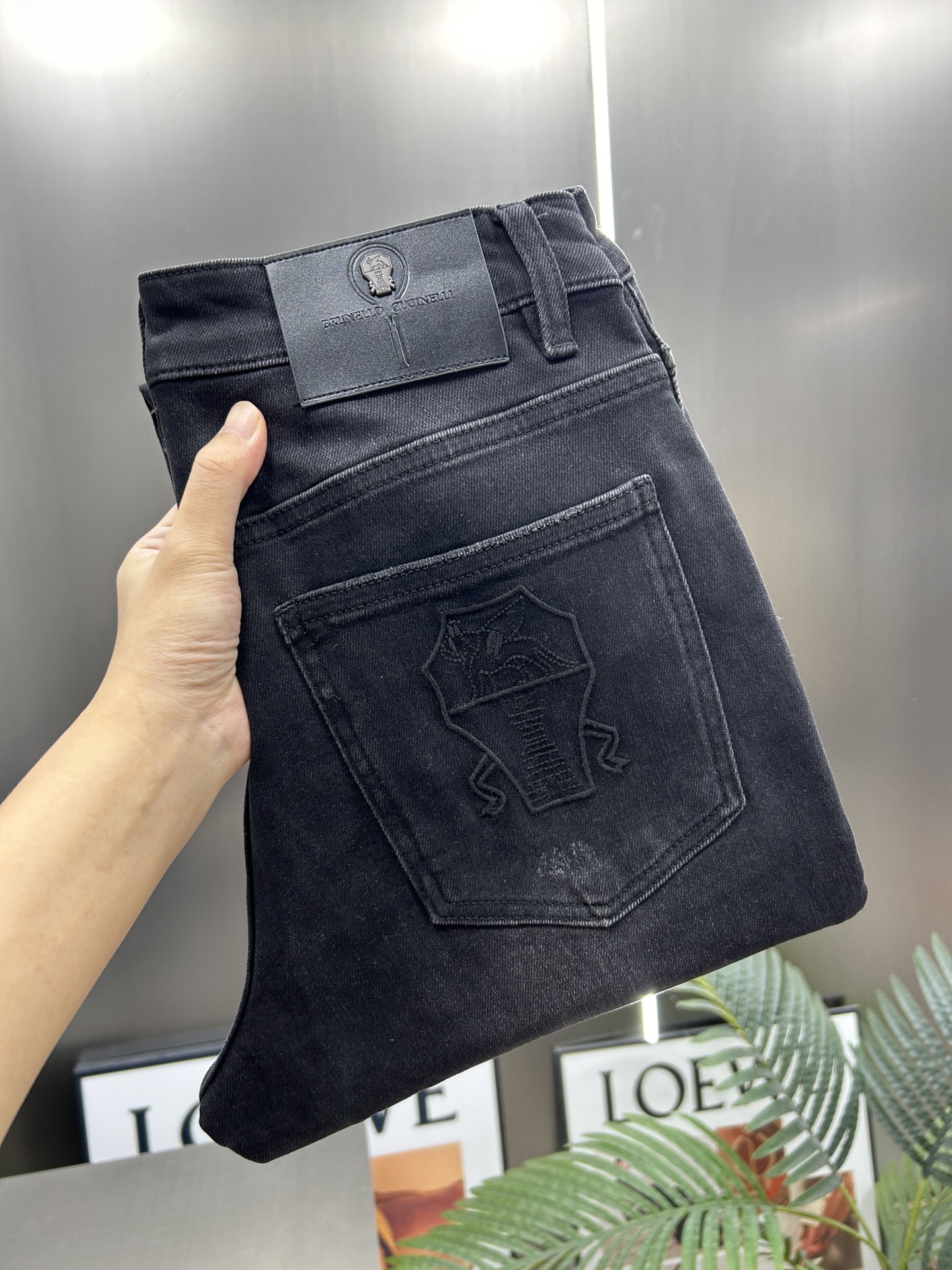  BC 24新款牛仔裤休闲版 采用精选原版面料，穿着柔软服适绣气，具有独特弹力纤维不易变形而又耐磨，上身