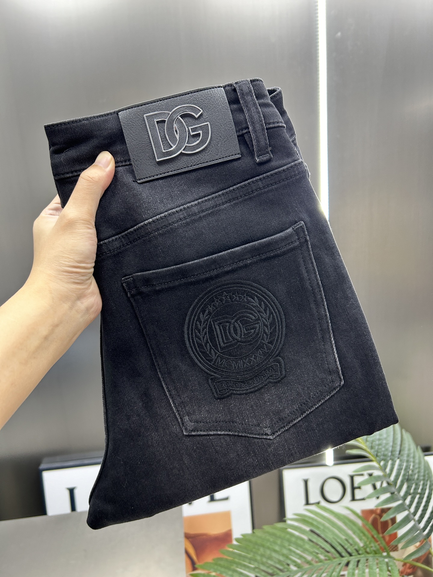   DG 杜嘉班纳 24新款牛仔裤休闲版 采用精选原版面料，穿着柔软服适绣气，具有独特弹力纤维不易变形而