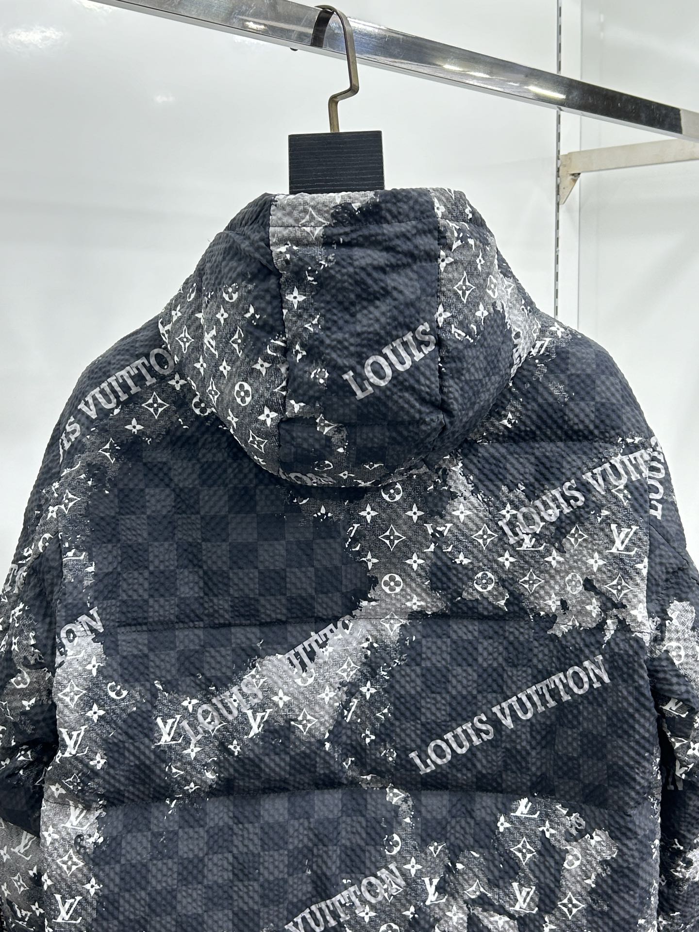 ， LV 代购级别牛货！秋冬柜台同步系列 必收羽绒外套（纯正90白鸭绒）羽绒世家 简洁大方 胸前双拉链设