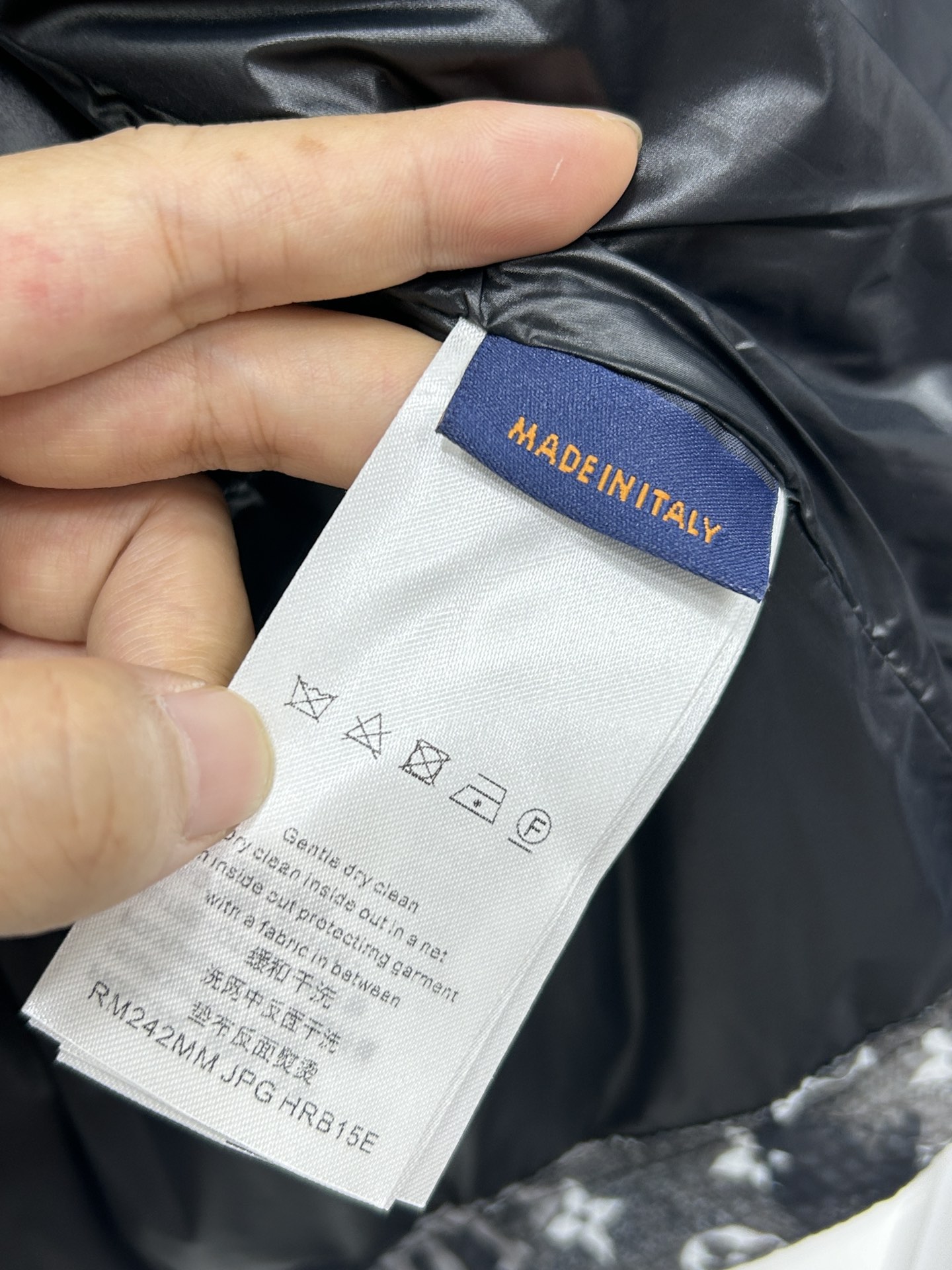 ， LV 代购级别牛货！秋冬柜台同步系列 必收羽绒外套（纯正90白鸭绒）羽绒世家 简洁大方 胸前双拉链设