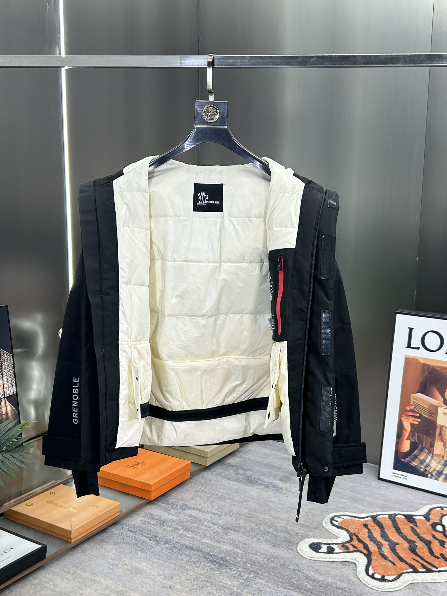 蒙口Moncler2024秋冬新款️蒙口新款连帽设计羽绒外套选用亮泽尼龙面料打造胸前经典印花设计logo