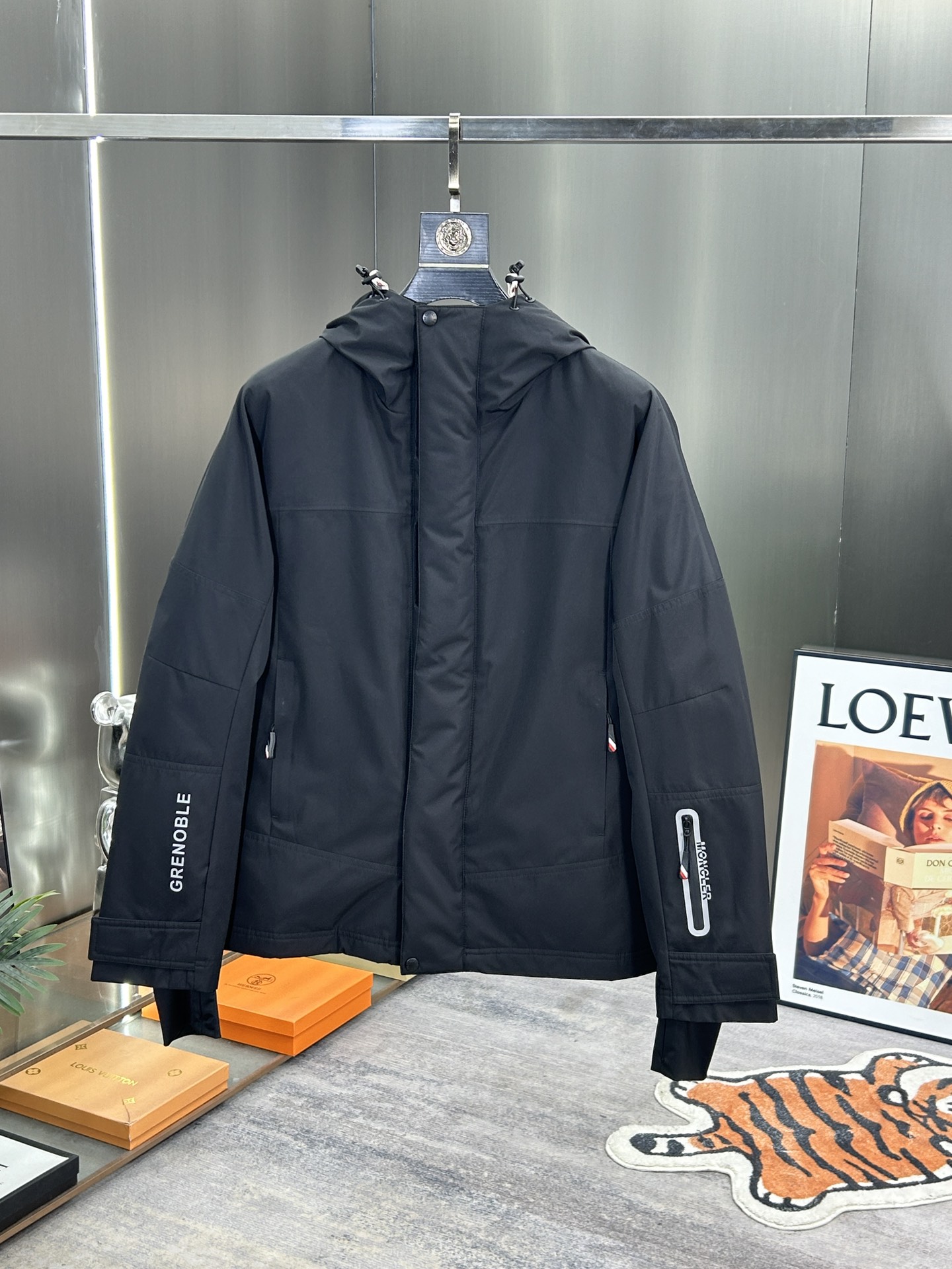 蒙口Moncler2024秋冬新款️蒙口新款连帽设计羽绒外套选用亮泽尼龙面料打造胸前经典印花设计logo