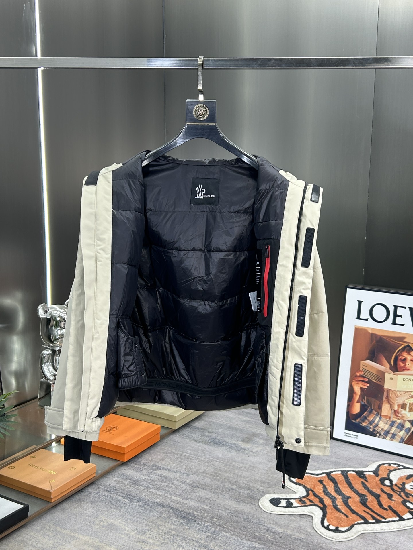 蒙口Moncler2024秋冬新款️蒙口新款连帽设计羽绒外套选用亮泽尼龙面料打造胸前经典印花设计logo