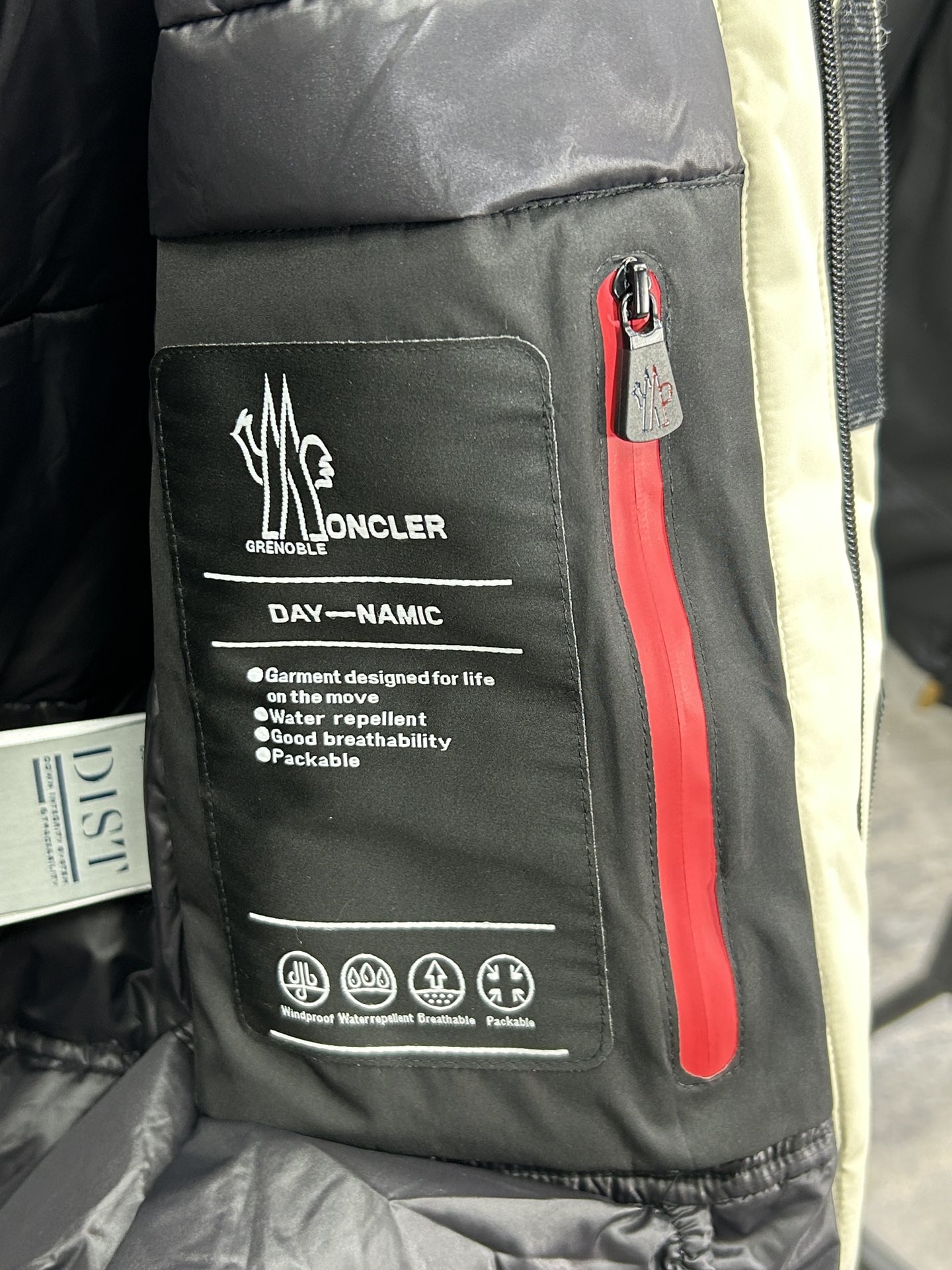 蒙口Moncler2024秋冬新款️蒙口新款连帽设计羽绒外套选用亮泽尼龙面料打造胸前经典印花设计logo