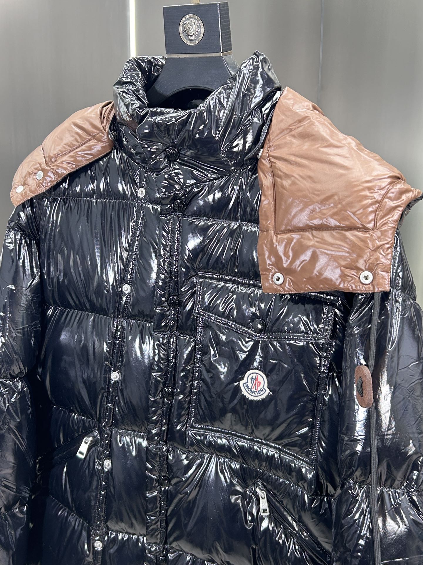 蒙口Moncler2024秋冬新款️蒙口新款连帽设计羽绒外套袖可拆帽可脱一衣两穿！选用亮泽尼龙面料打造胸