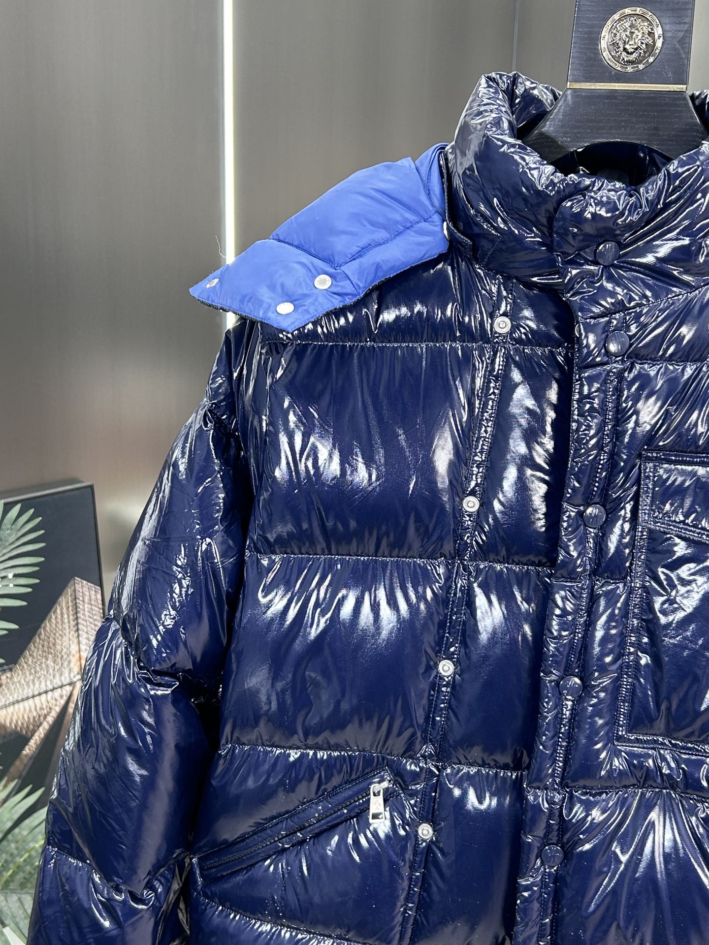 蒙口Moncler2024秋冬新款️蒙口新款连帽设计羽绒外套袖可拆帽可脱一衣两穿！选用亮泽尼龙面料打造胸