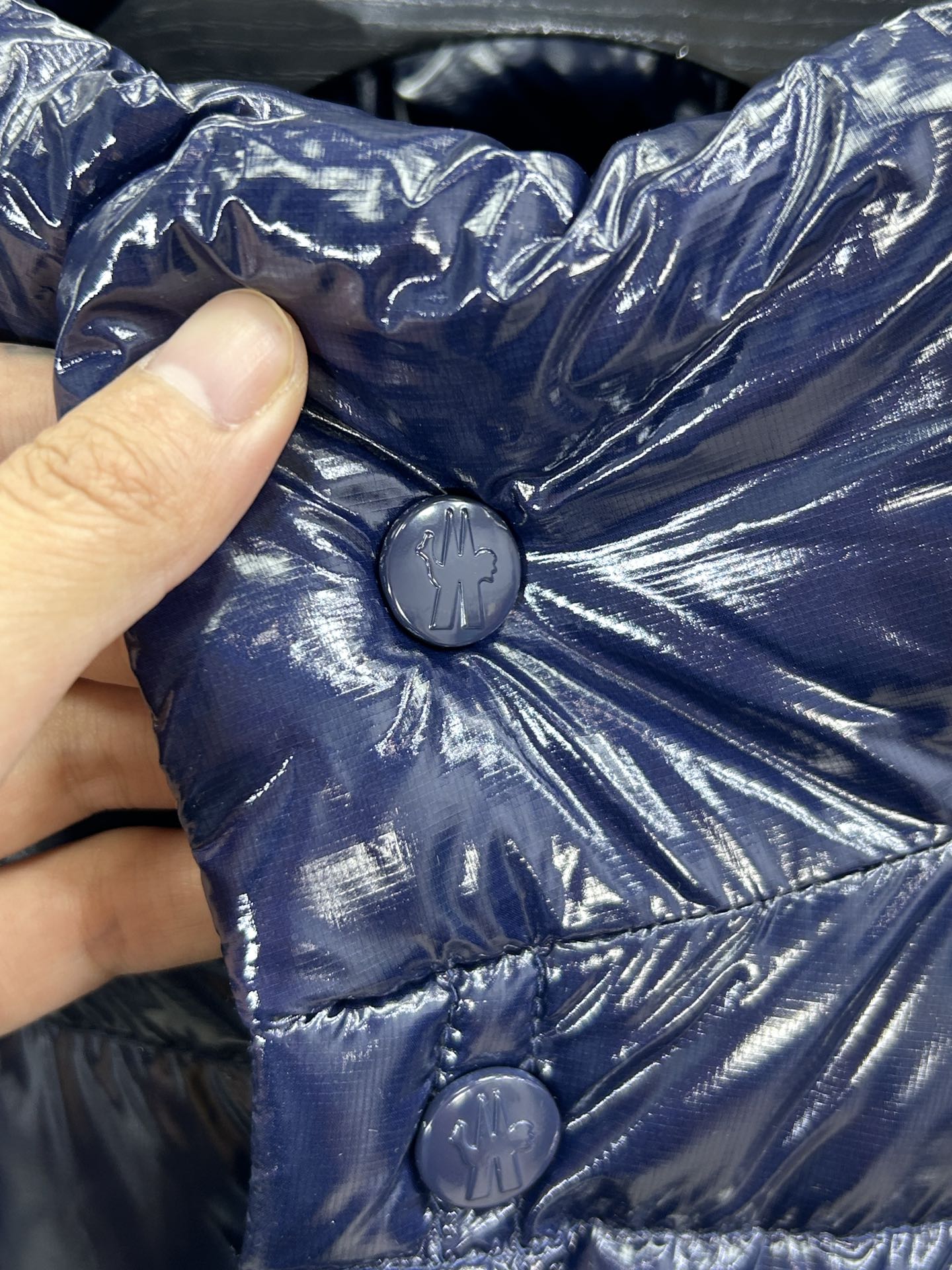 蒙口Moncler2024秋冬新款️蒙口新款连帽设计羽绒外套袖可拆帽可脱一衣两穿！选用亮泽尼龙面料打造胸