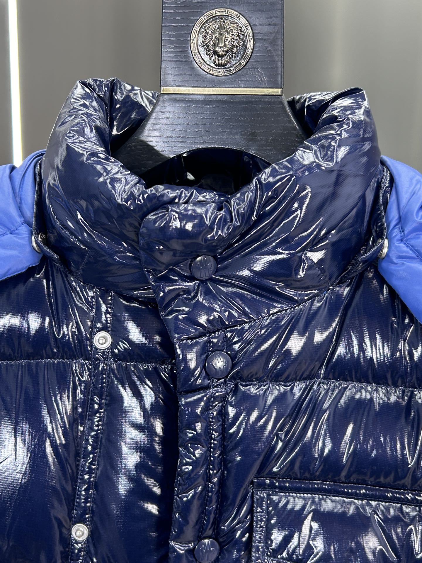 蒙口Moncler2024秋冬新款️蒙口新款连帽设计羽绒外套袖可拆帽可脱一衣两穿！选用亮泽尼龙面料打造胸