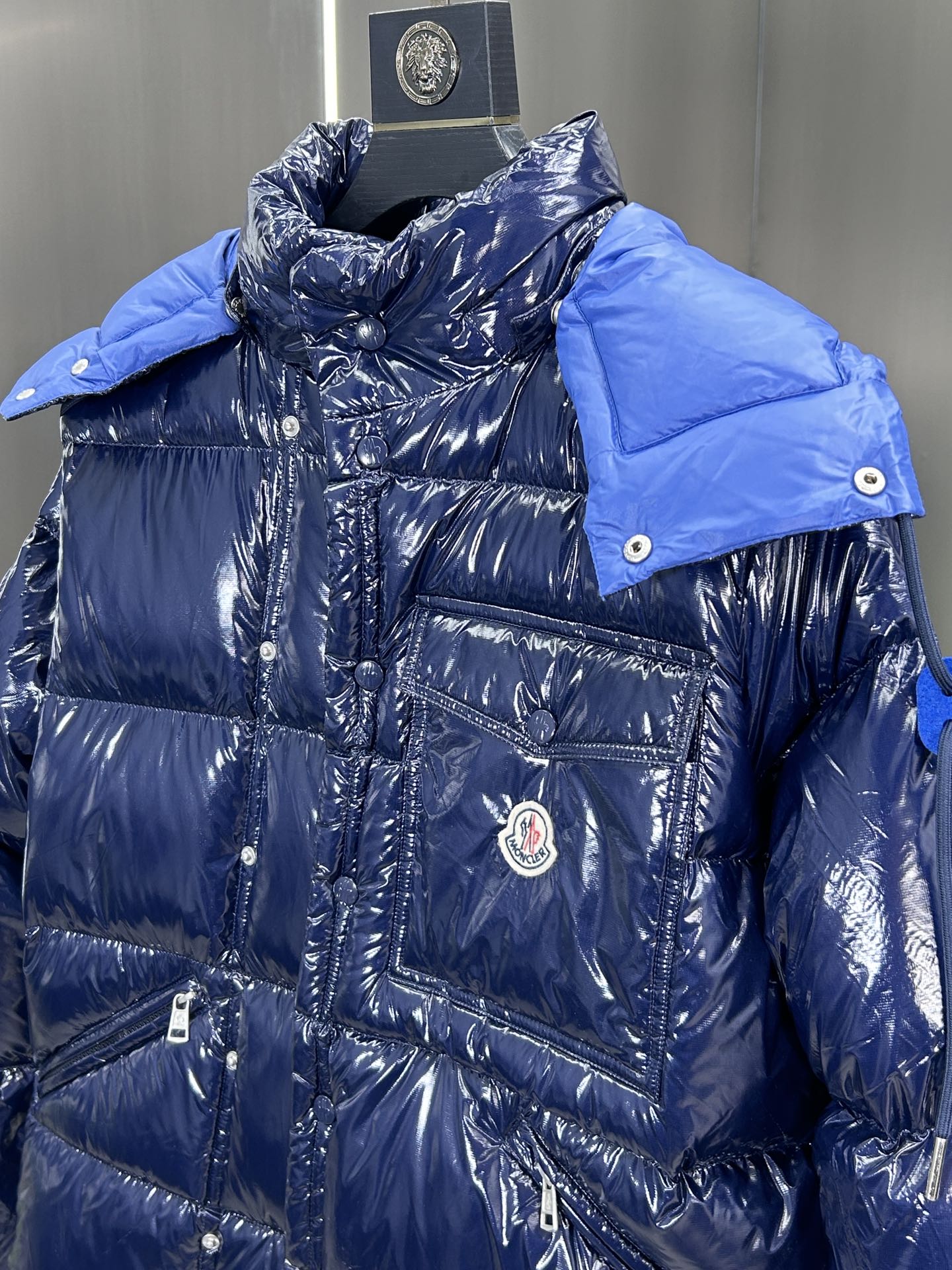 蒙口Moncler2024秋冬新款️蒙口新款连帽设计羽绒外套袖可拆帽可脱一衣两穿！选用亮泽尼龙面料打造胸