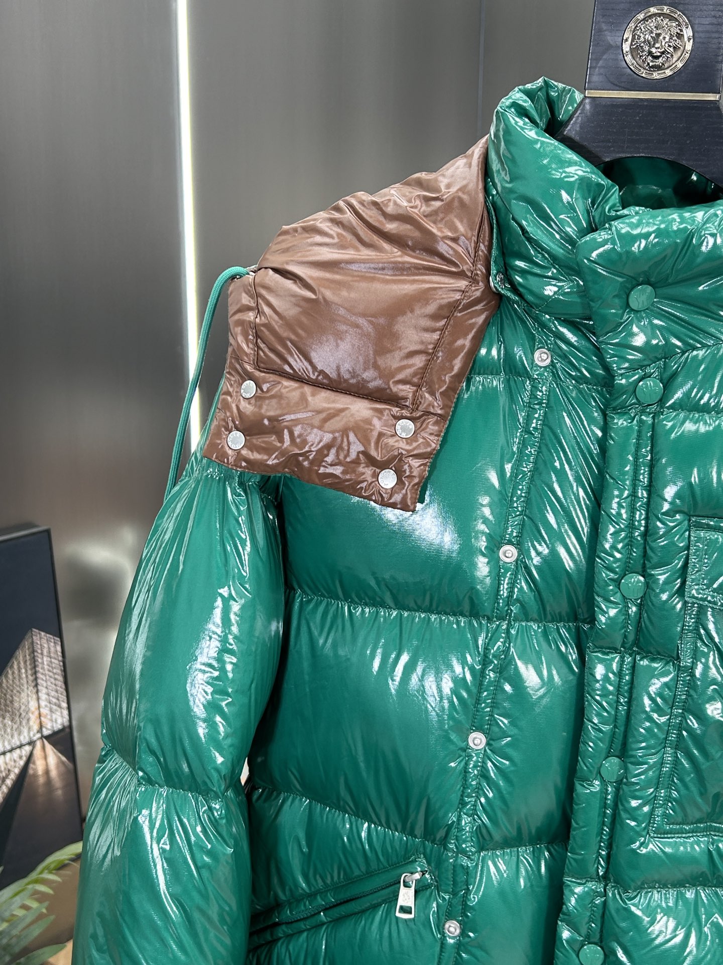 蒙口Moncler2024秋冬新款️蒙口新款连帽设计羽绒外套袖可拆帽可脱一衣两穿！选用亮泽尼龙面料打造胸