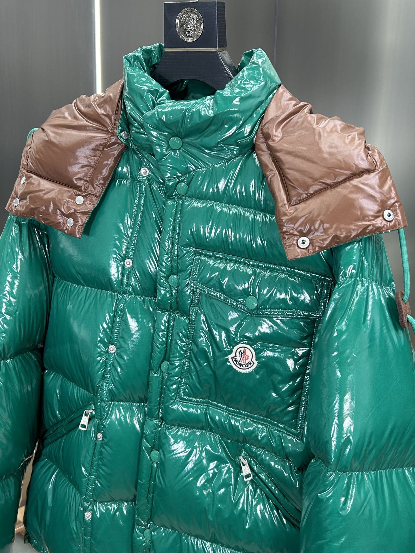 蒙口Moncler2024秋冬新款️蒙口新款连帽设计羽绒外套袖可拆帽可脱一衣两穿！选用亮泽尼龙面料打造胸